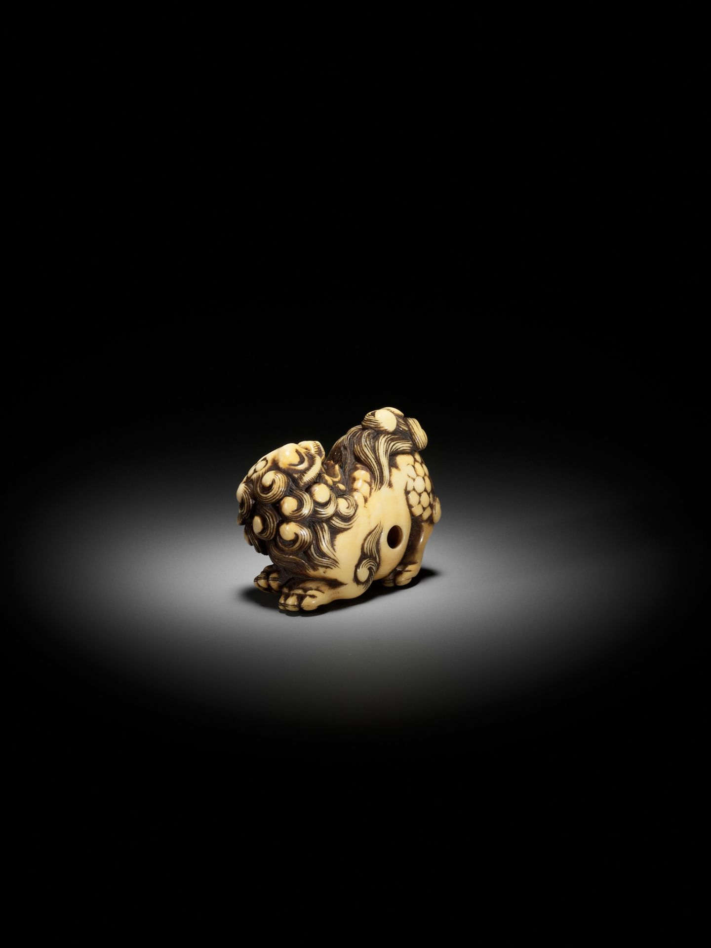 AN IVORY NETSUKE OF A PRANCING SHISHI - Image 12 of 17