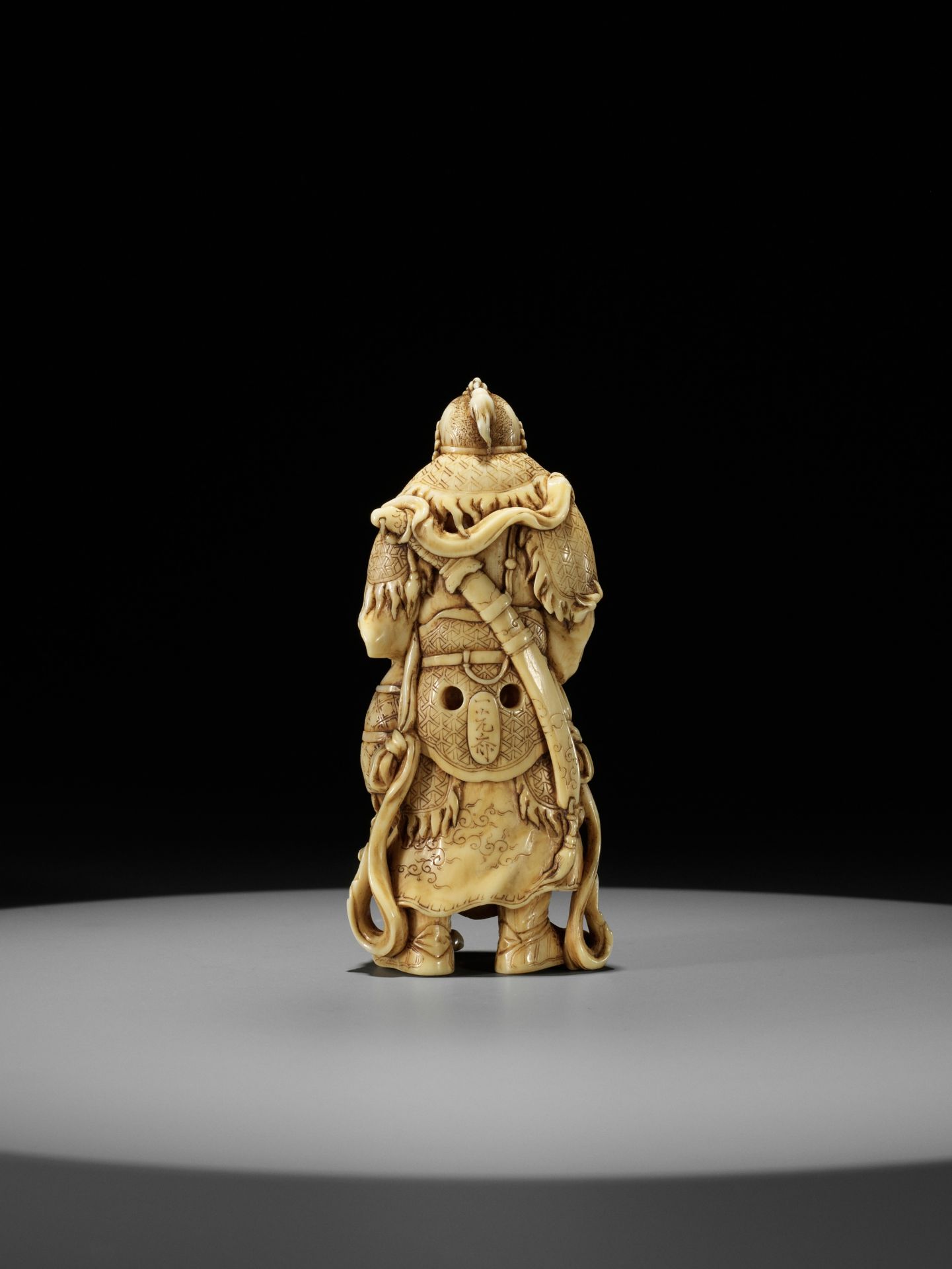 IKKOSAI: AN IMPORTANT AND LARGE IVORY NETSUKE OF IDATEN CAPTURING AN ONI - Bild 3 aus 16