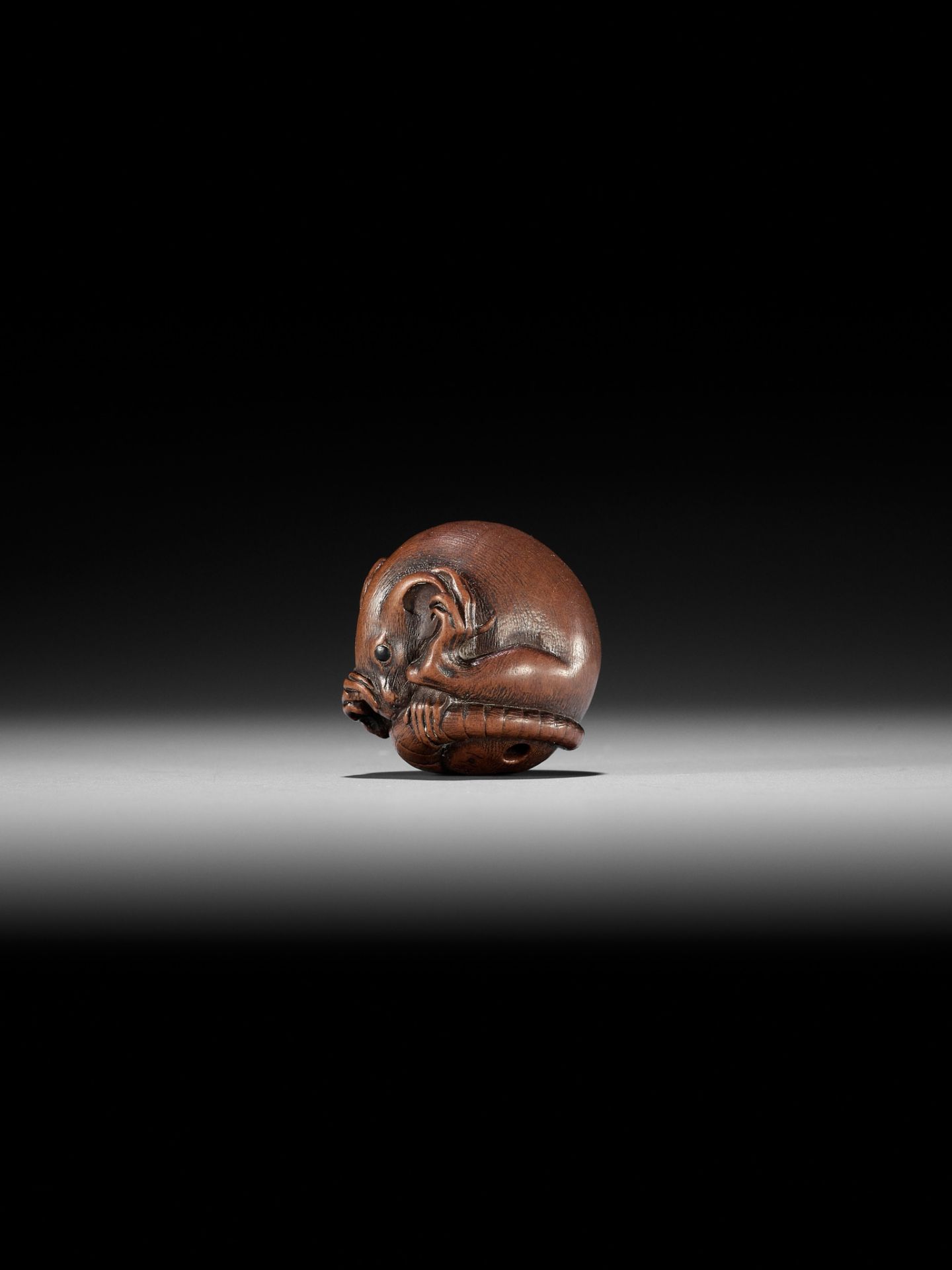 ITTAN: A FINE WOOD NETSUKE OF A COILED RAT - Bild 6 aus 11