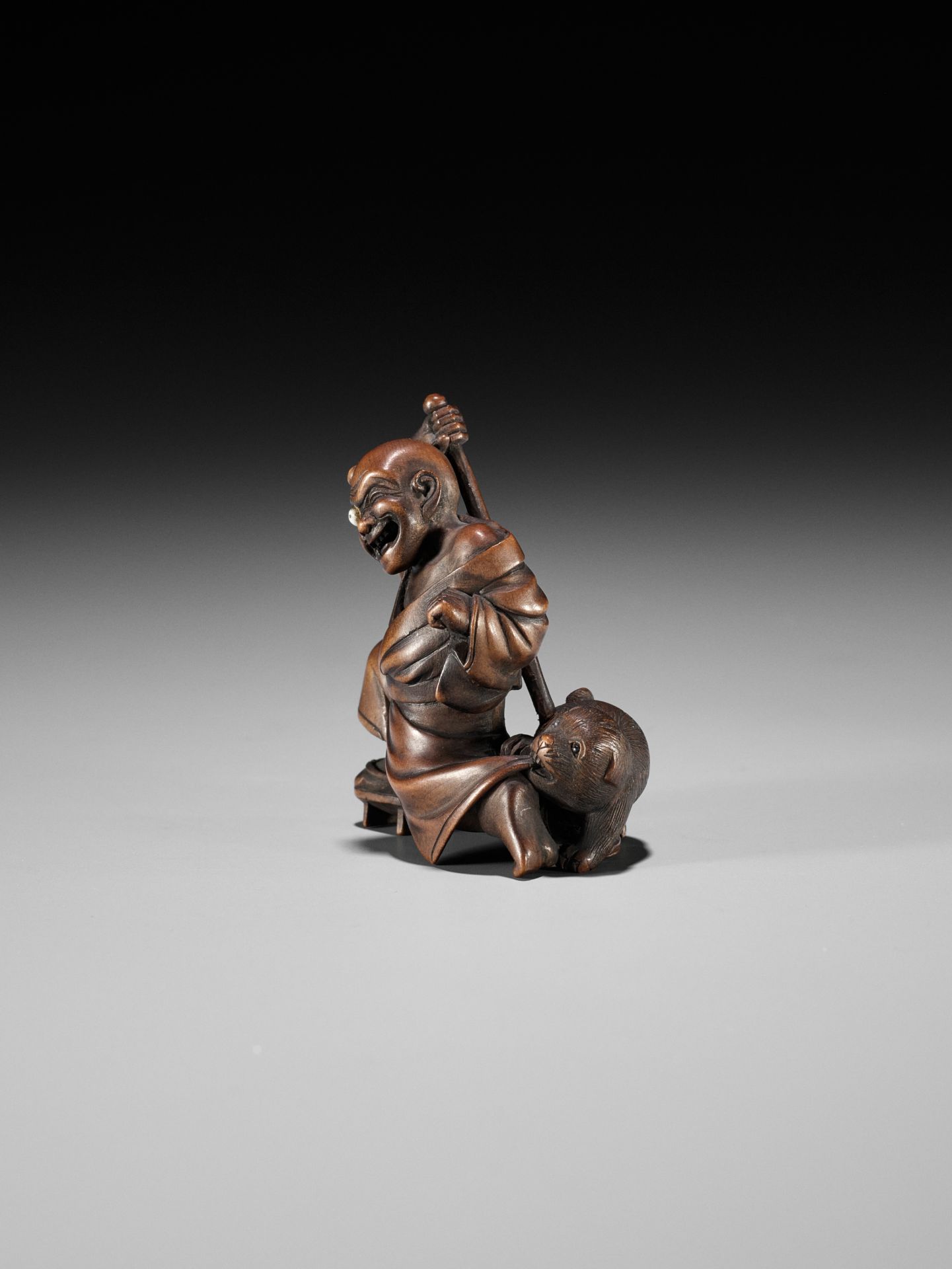 SHOKO: AN AMUSING WOOD NETSUKE OF A BLINDMAN AND PUPPY - Bild 6 aus 12