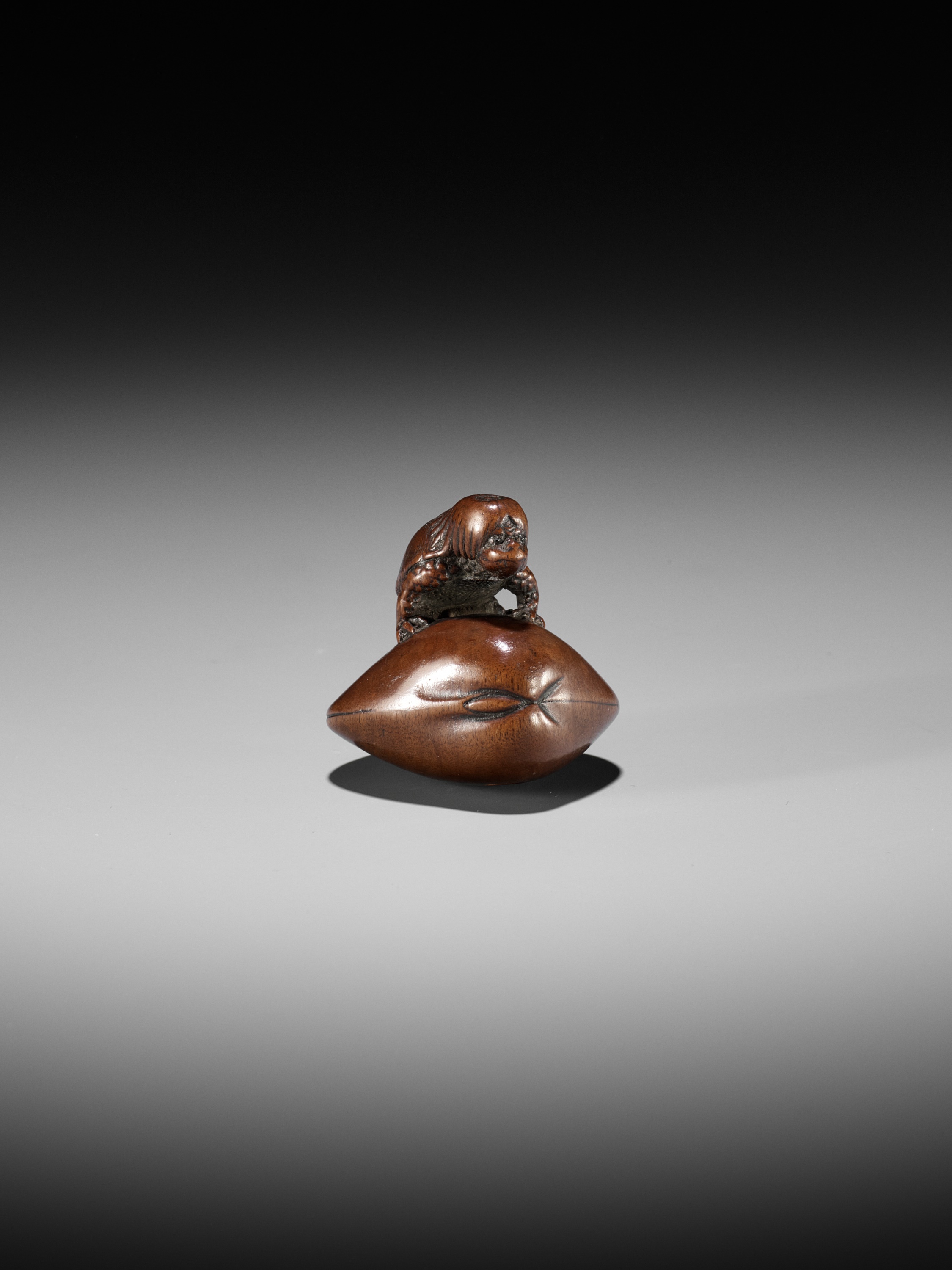 SUKETADA: A FINE WOOD NETSUKE OF A KAPPA TRAPPED BY A CLAM - Image 7 of 16