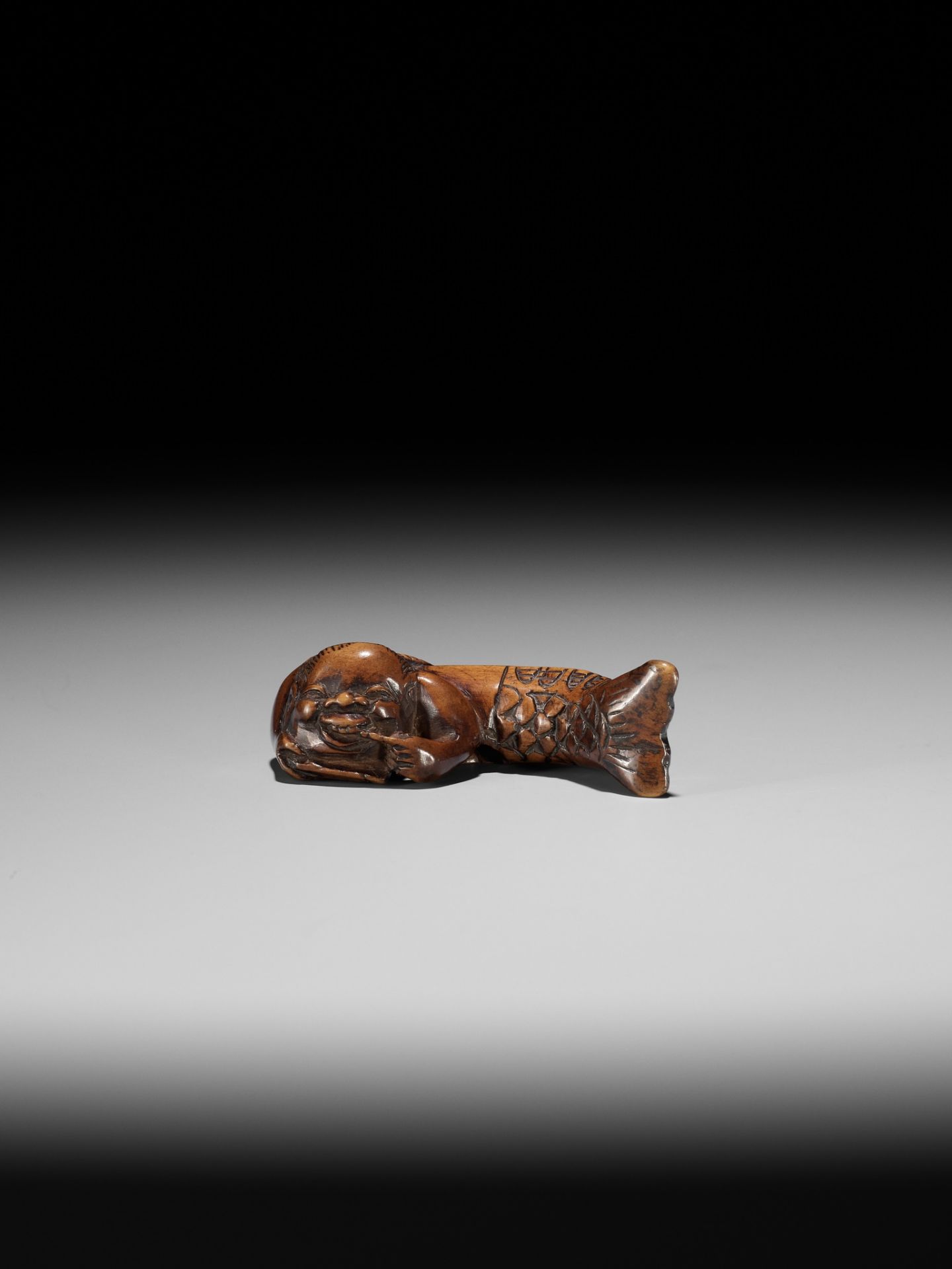 AN EARLY WOOD NETSUKE OF MERMAID (NINGYO) BLACKENING HER TEETH (OHAGURO) - Bild 8 aus 9