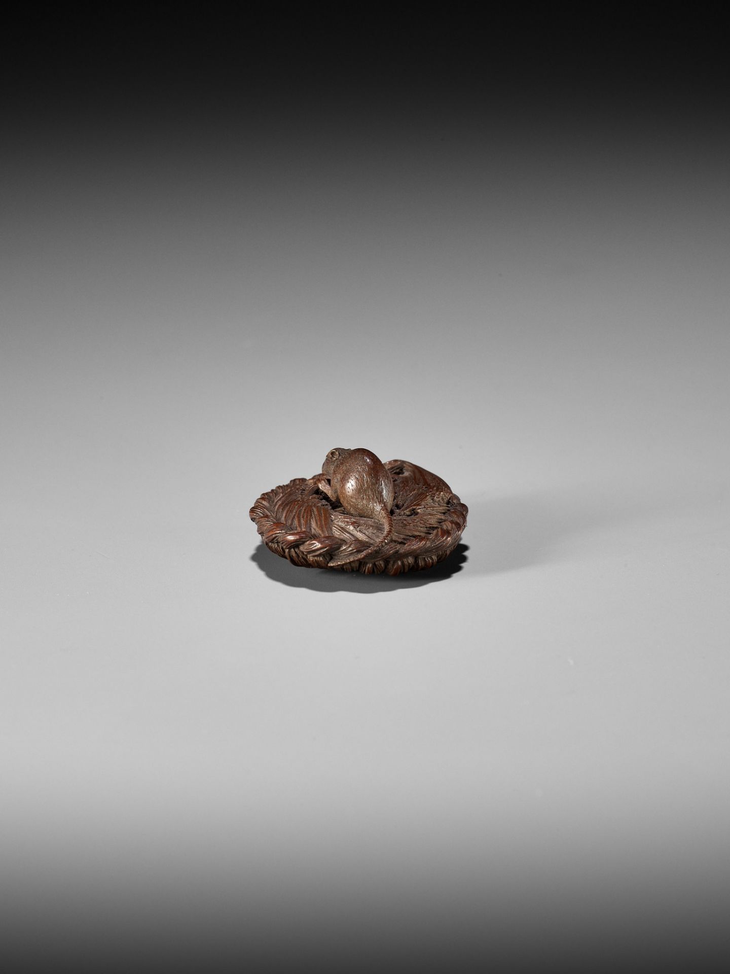 MORITA SOKO: A SUPERB SMALL WOOD NETSUKE OF A RAT ON A STRAW RICE BALE - Image 12 of 17