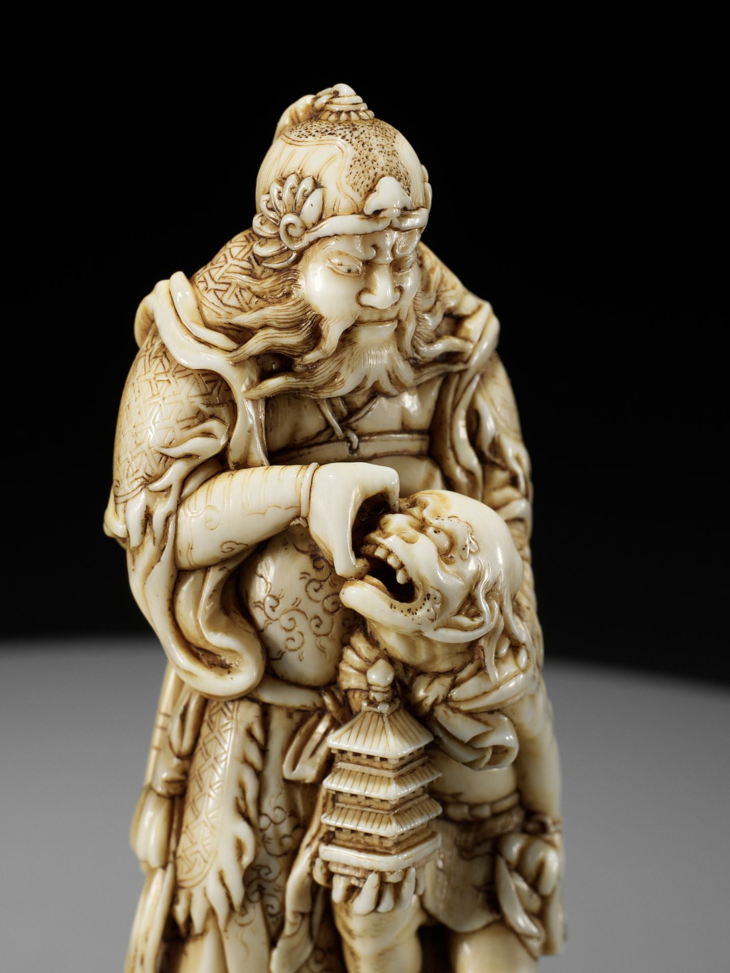 IKKOSAI: AN IMPORTANT AND LARGE IVORY NETSUKE OF IDATEN CAPTURING AN ONI - Bild 13 aus 16