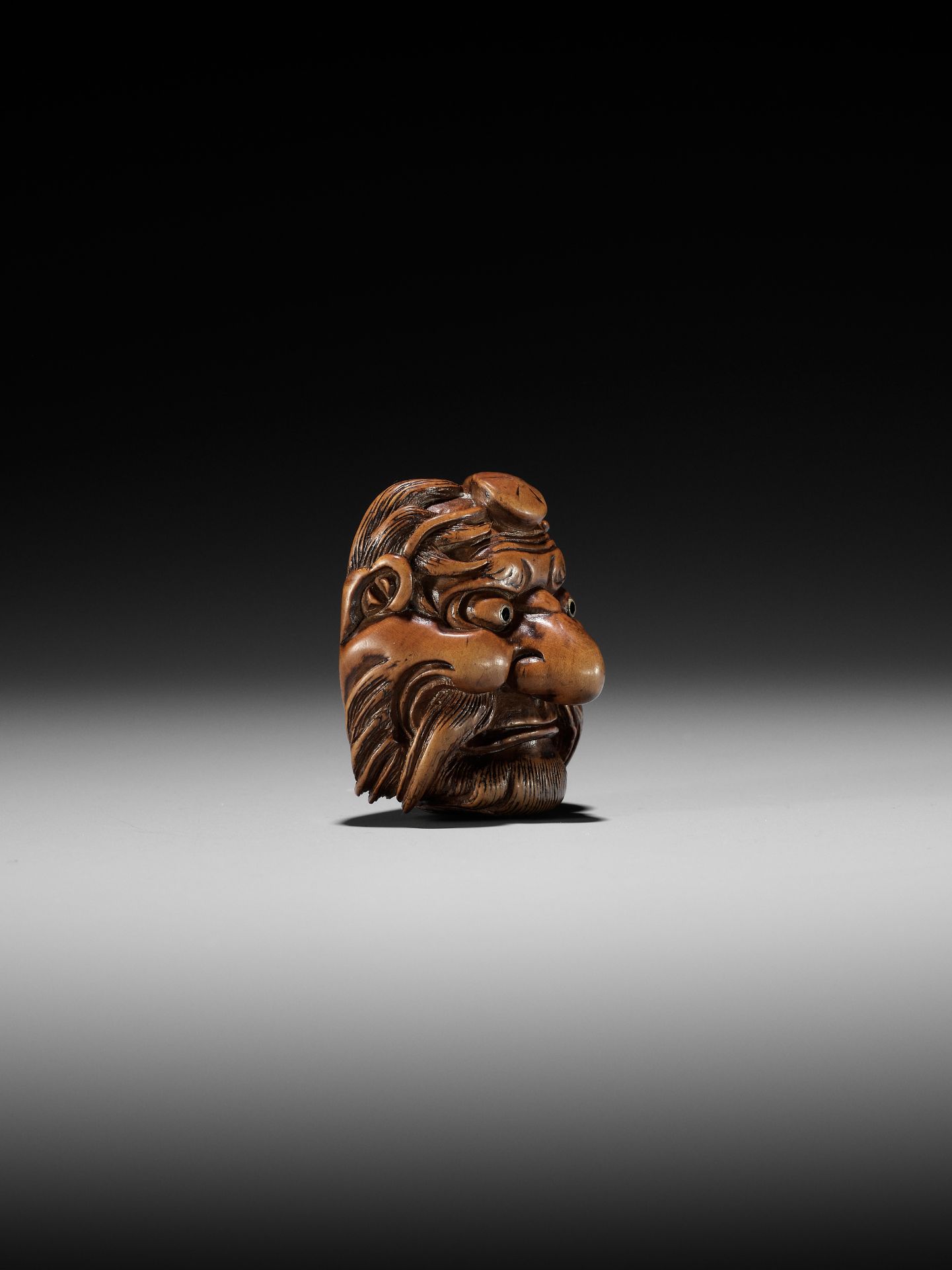 HIDARI ISSAN: A RARE WOOD MASK NETSUKE OF SOJOBO, THE TENGU KING OF MOUNT KURAMA - Bild 2 aus 10