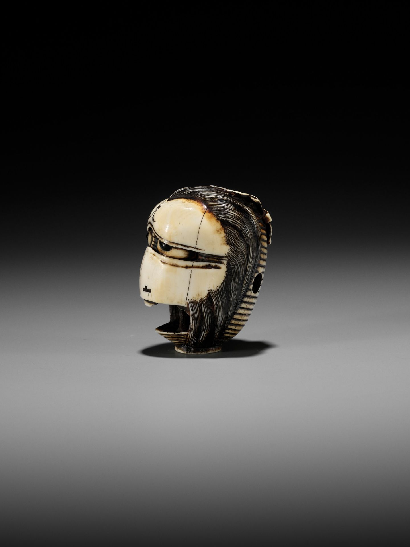 MITSUHIRO: A RARE AND IMPORTANT IVORY NETSUKE OF THE GHOST OF OIWA AS A CHOCHIN (LANTERN) - Bild 2 aus 14