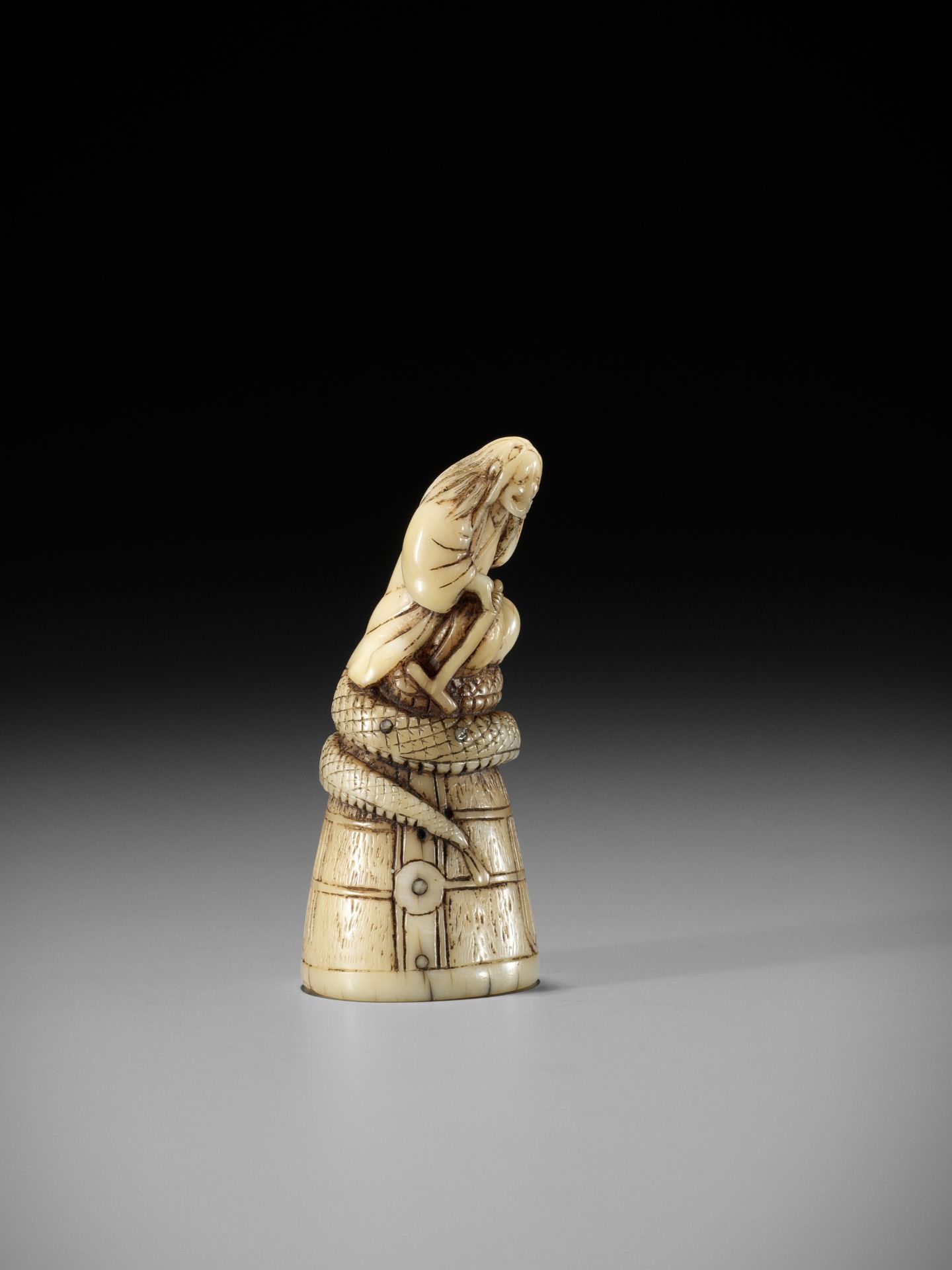 A RARE MARINE TOOTH NETSUKE OF KIYOHIME - Bild 5 aus 8