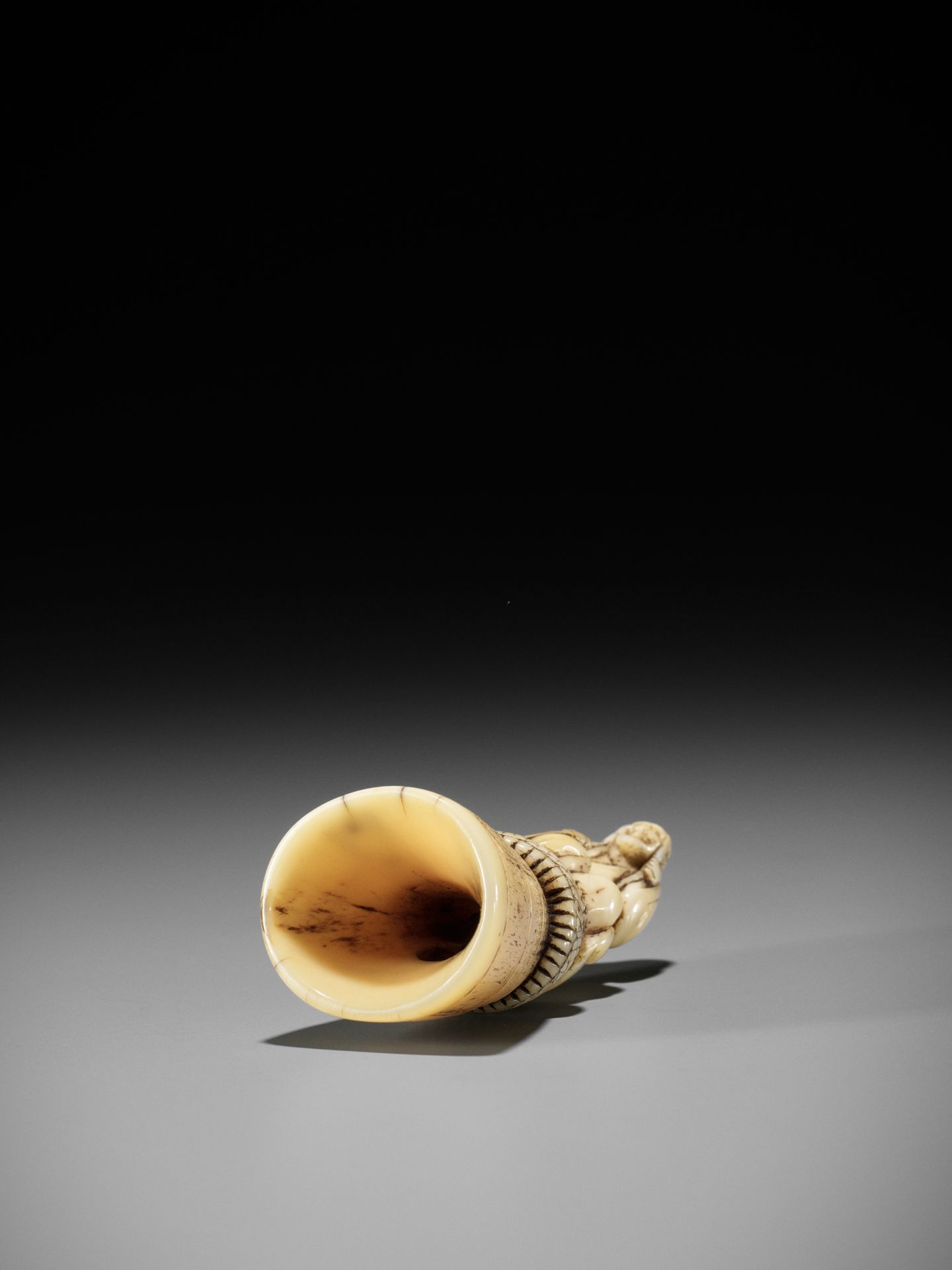 A RARE MARINE TOOTH NETSUKE OF KIYOHIME - Bild 8 aus 8