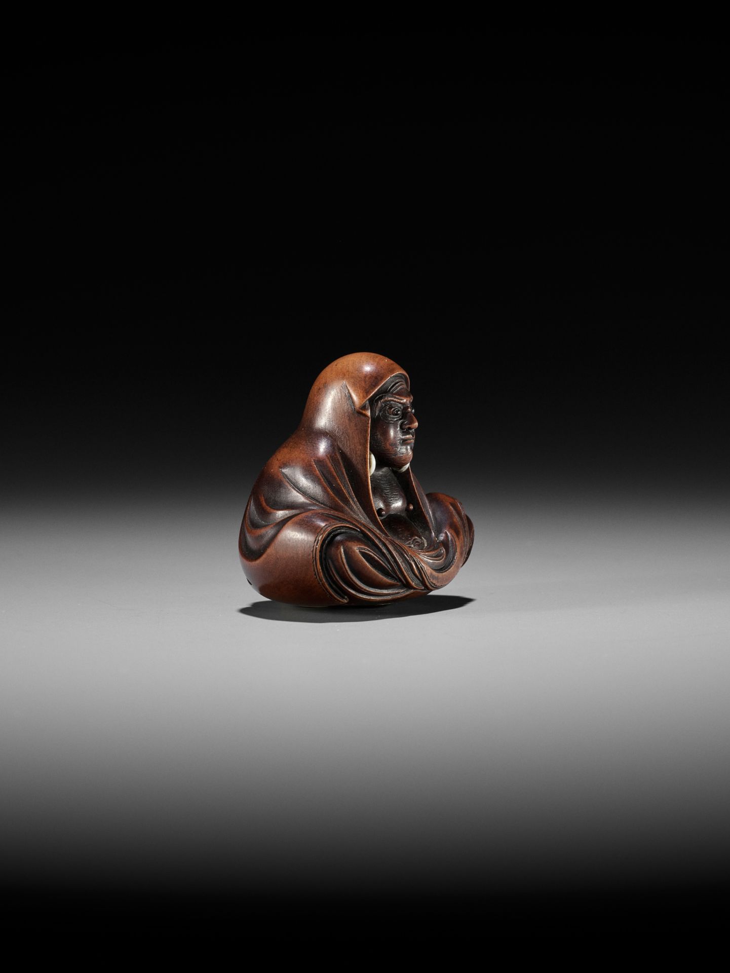 SHUGETSU SHIZAN: A LARGE WOOD NETSUKE OF DARUMA - Image 6 of 9