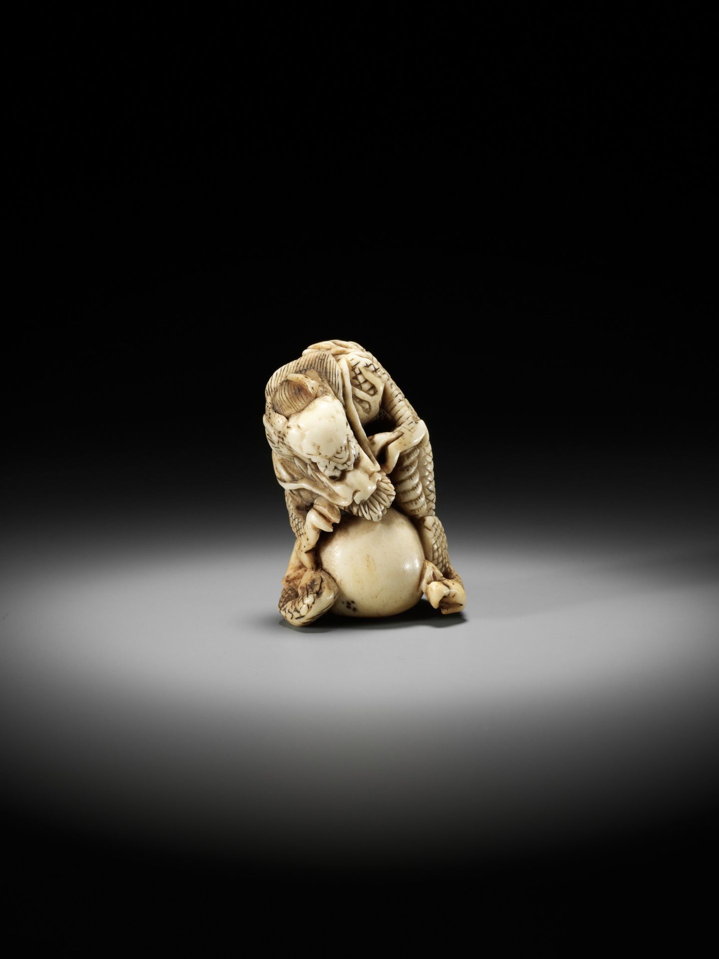 A POWERFUL STAG ANTLER NETSUKE OF A DRAGON WITH TAMA, ATTRIBUTED TO MOTOTADA - Image 8 of 11