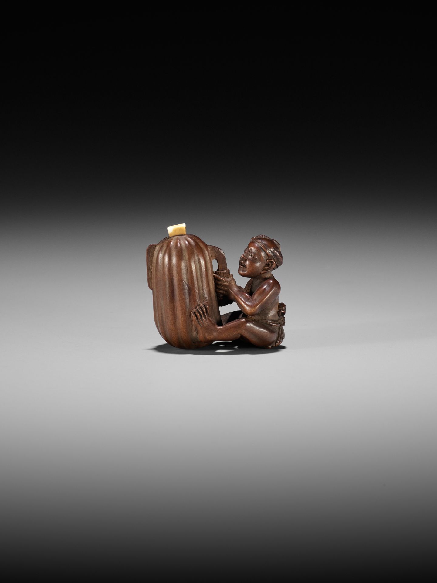 SHUGETSU SHIZAN: A FINE WOOD NETSUKE OF A MAN CUTTING A GIGANTIC GOURD - Image 2 of 11