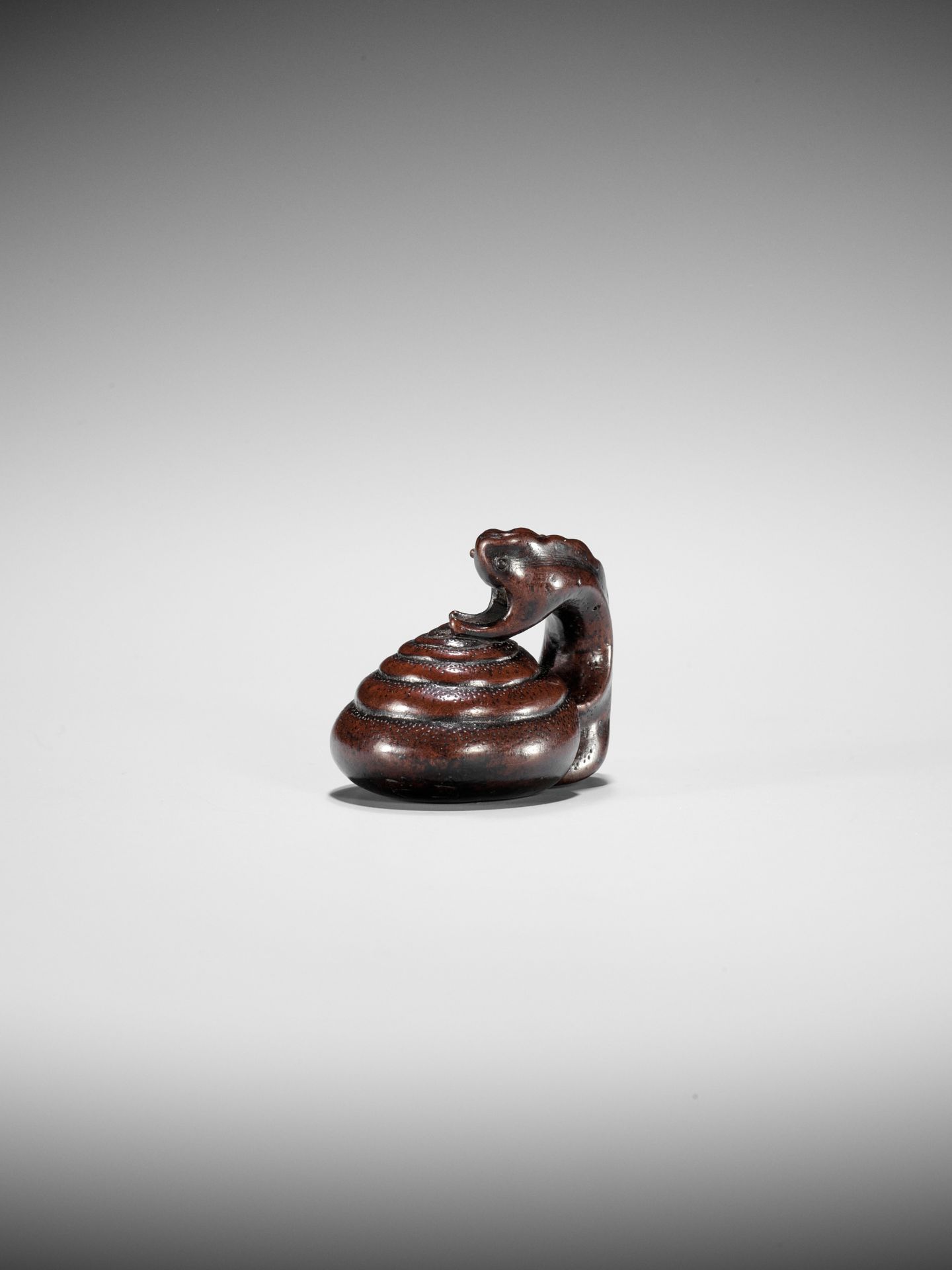 SHUZAN: AN EXCEPTIONAL WOOD NETSUKE OF A SNAIL ACROBAT - Bild 17 aus 25