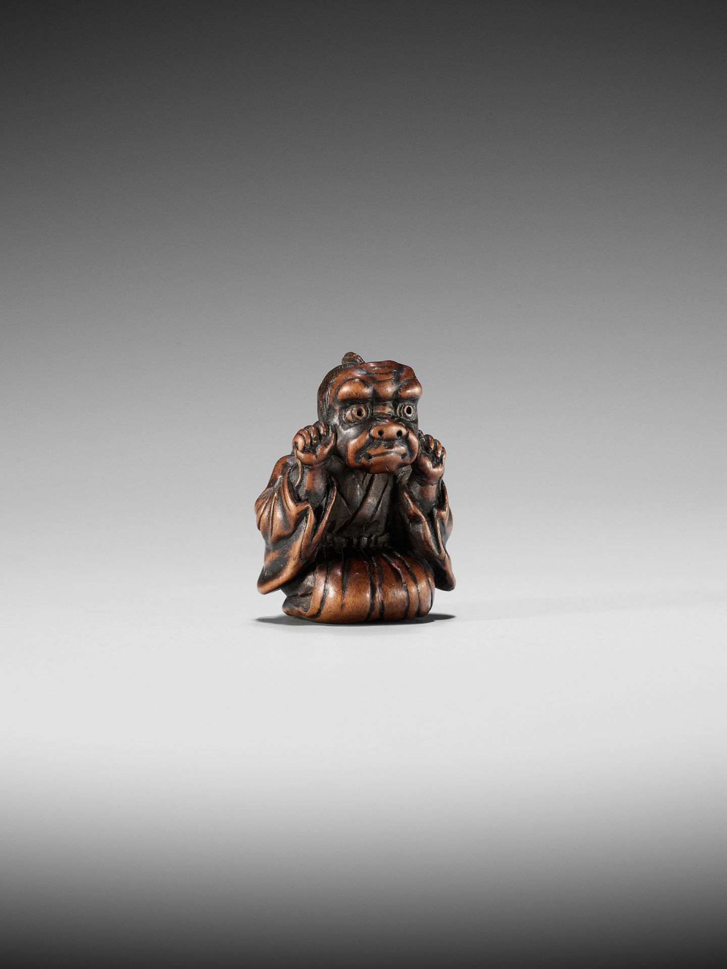 A FINE EDO SCHOOL WOOD NETSUKE OF A BOY WEARING AN ONI MASK - Bild 8 aus 9