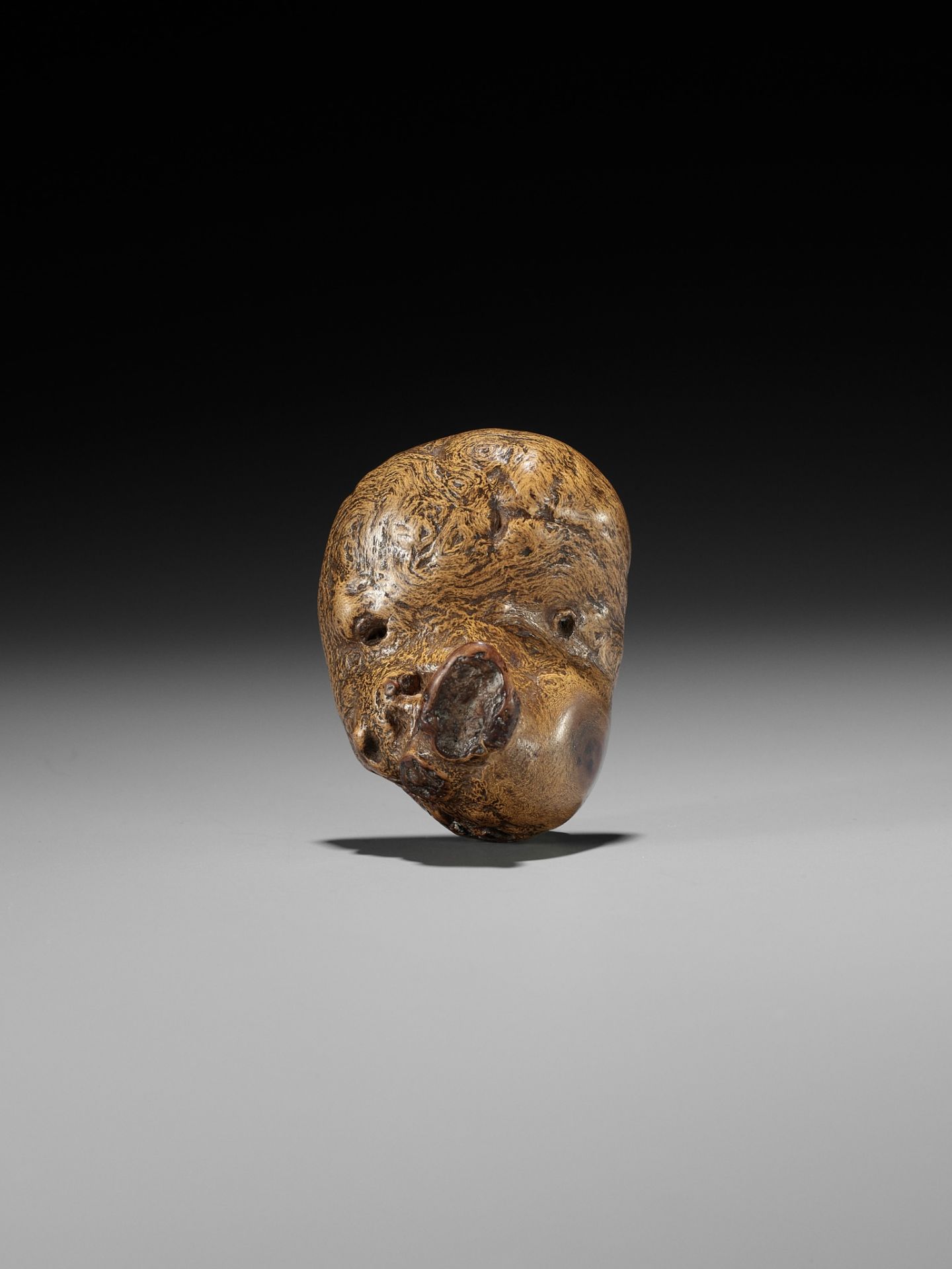 AN UNUSUAL AND RARE ROOTWOOD NETSUKE DEPICTING USOFUKI - Image 4 of 7