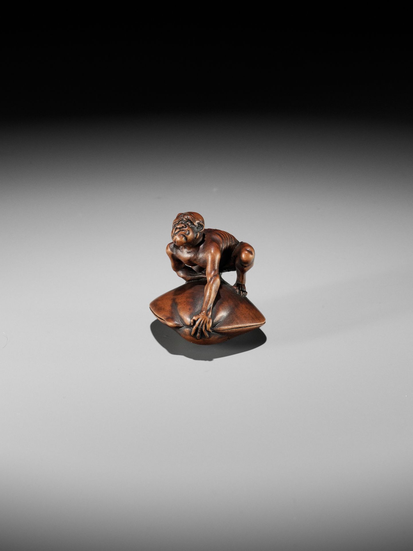 GYOKUZAN: A MASTERFUL MINIATURE WOOD NETSUKE OF A BLINDMAN BEING TRAPPED BY A CLAM - Image 2 of 12