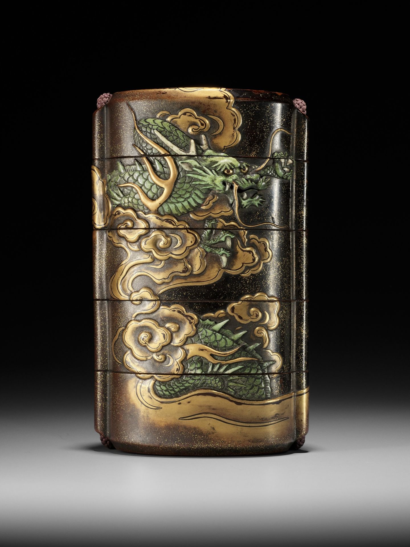 KAJIKAWA KYUJIRO: EXCEPTIONALLY LARGE AND IMPORTANT LACQUER FOUR CASE INRO WITH DRAGON, DATED 1647 - Bild 11 aus 18