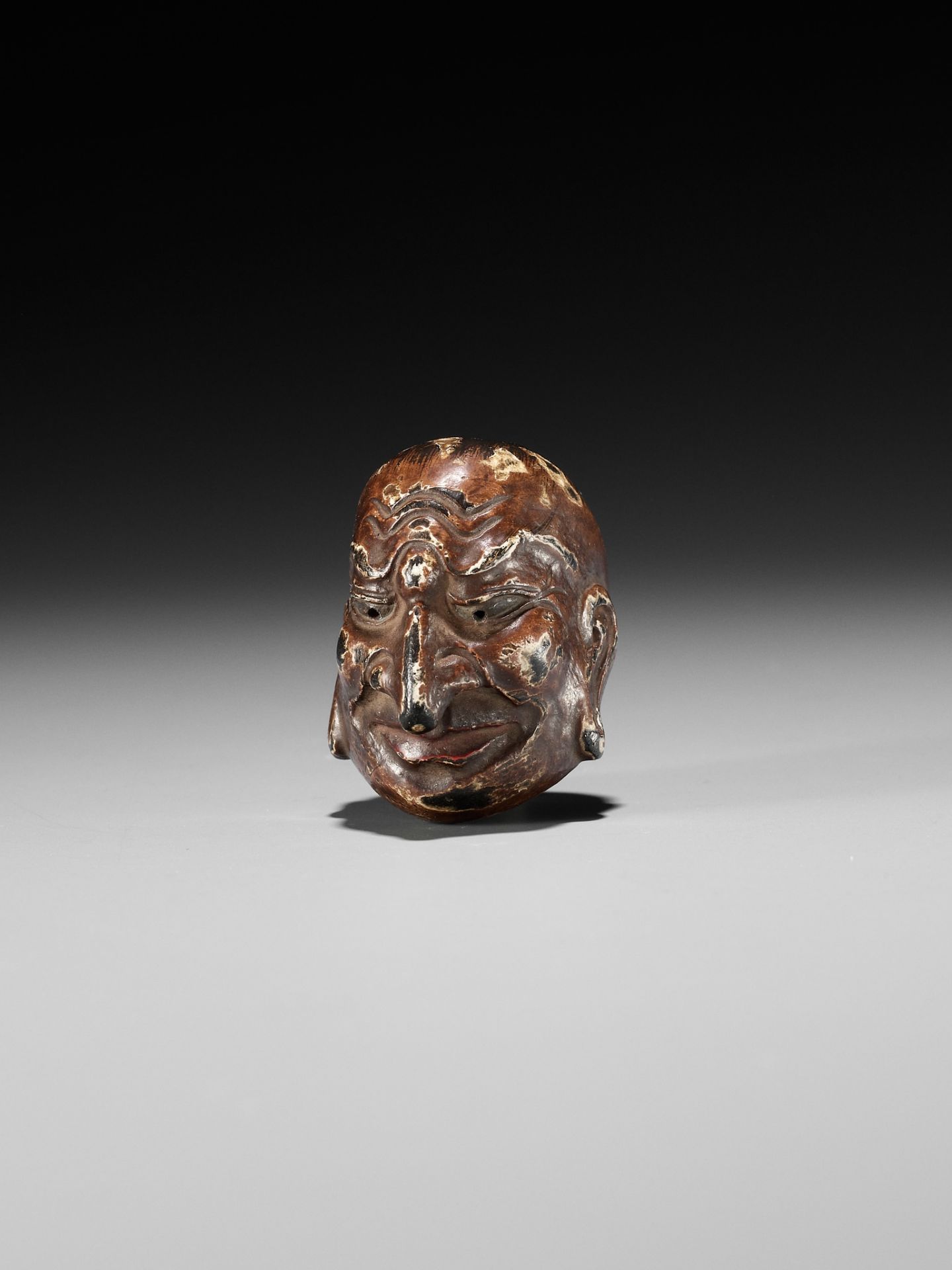 A LACQUERED WOOD GIGAKU MASK NETSUKE OF CHIDO - Image 4 of 12