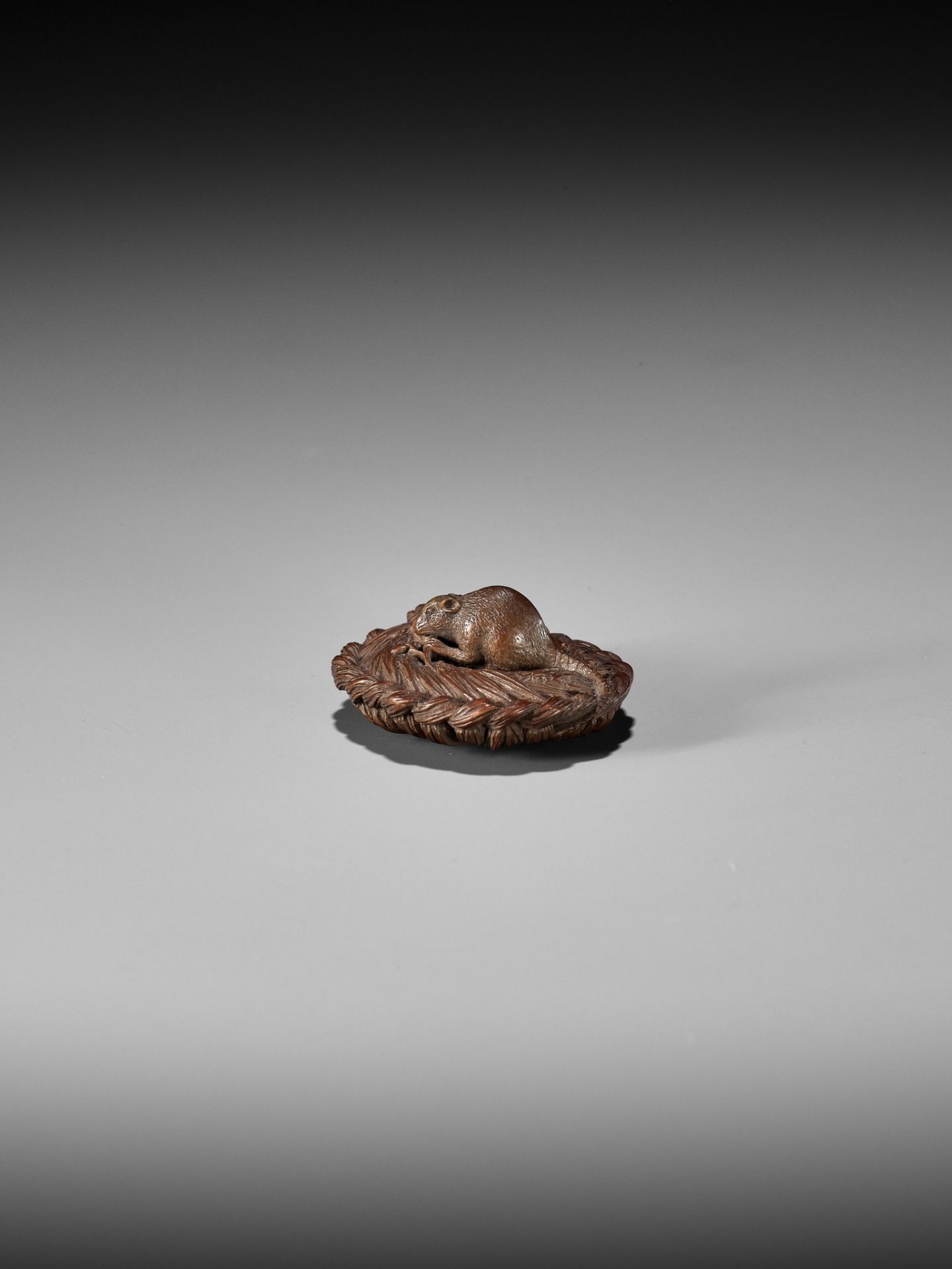 MORITA SOKO: A SUPERB SMALL WOOD NETSUKE OF A RAT ON A STRAW RICE BALE - Image 11 of 17