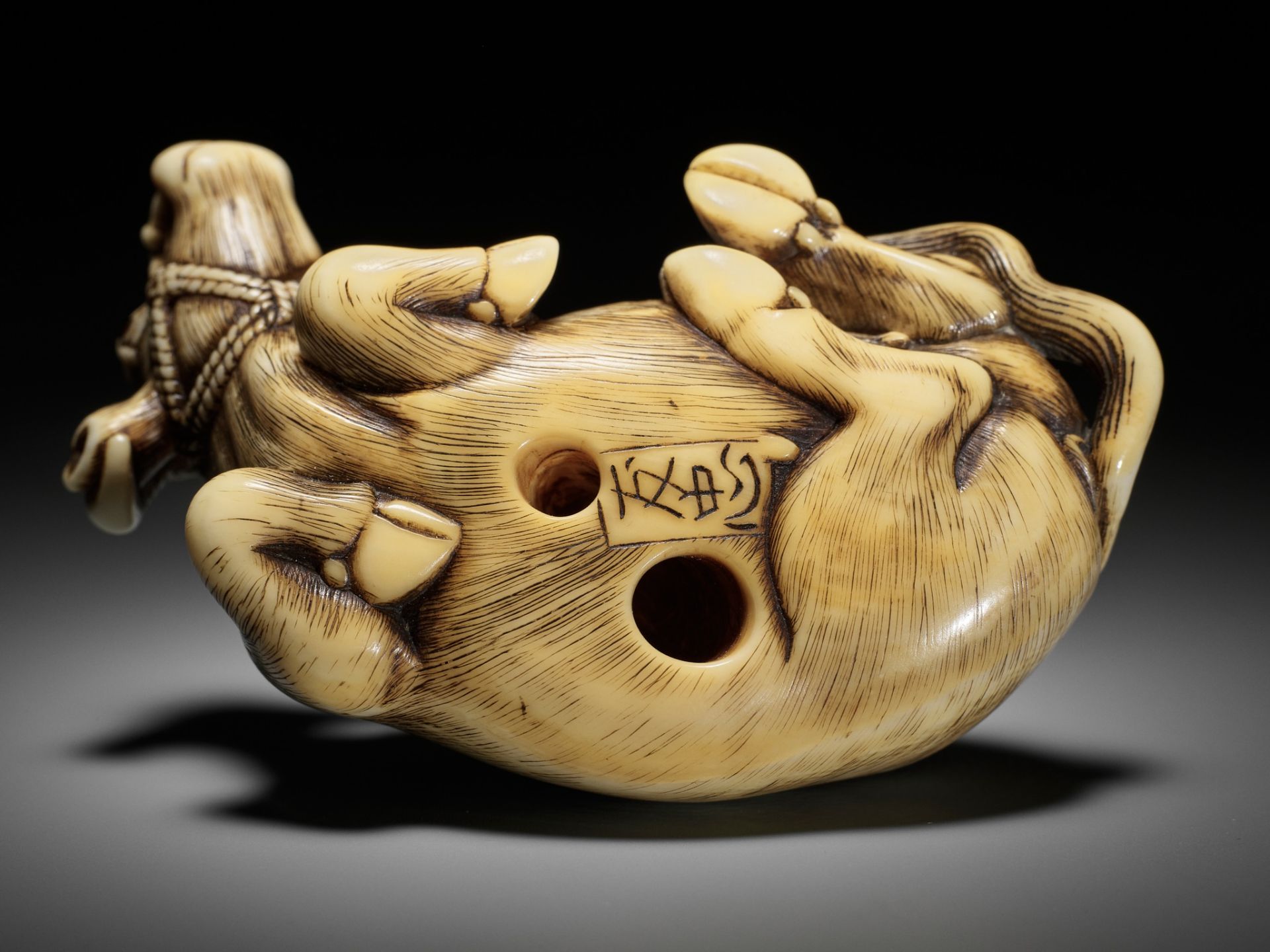 TOMOTADA: A SUPERB IVORY NETSUKE OF A RECUMBENT COW - Bild 17 aus 18