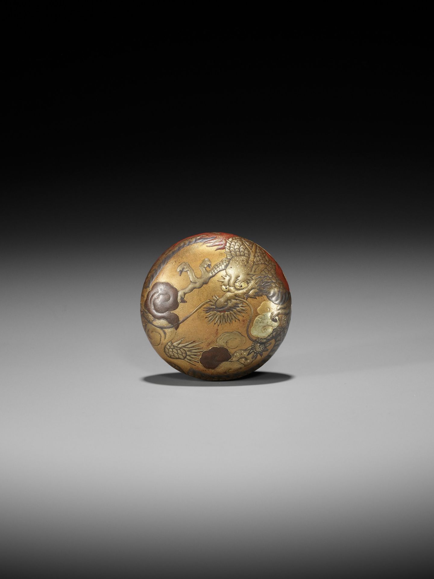 KOAMI TADAMITSU: A FINE AND RARE KOAMI SCHOOL GOLD LACQUER MANJU NETSUKE WITH CELESTIAL DRAGON - Bild 6 aus 11