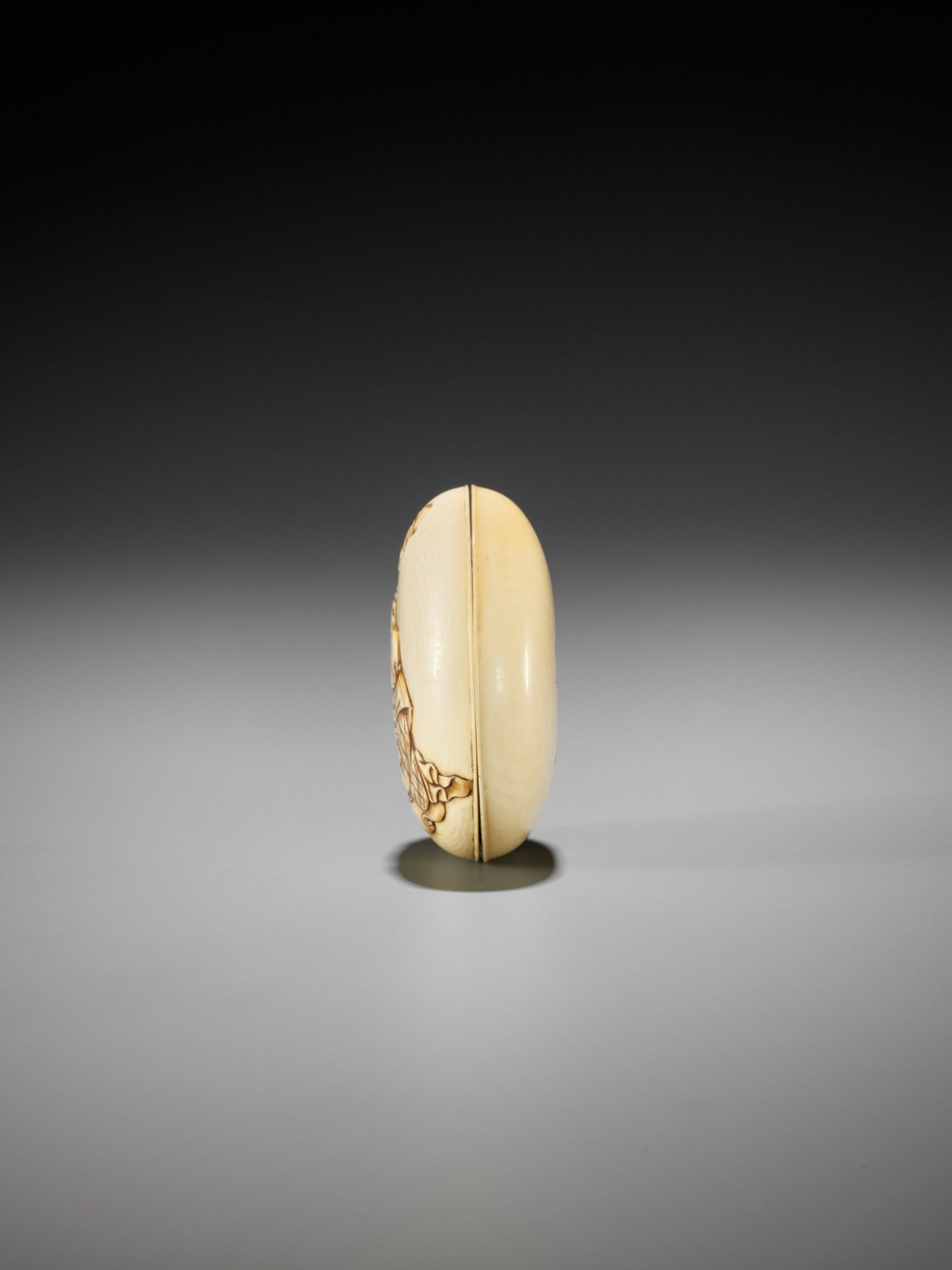 JUGYOKU: A FINE IVORY MANJU NETSUKE DEPICTING A SCENE FROM THE KYOGEN PLAY TSURIGITSUNE - Image 5 of 10