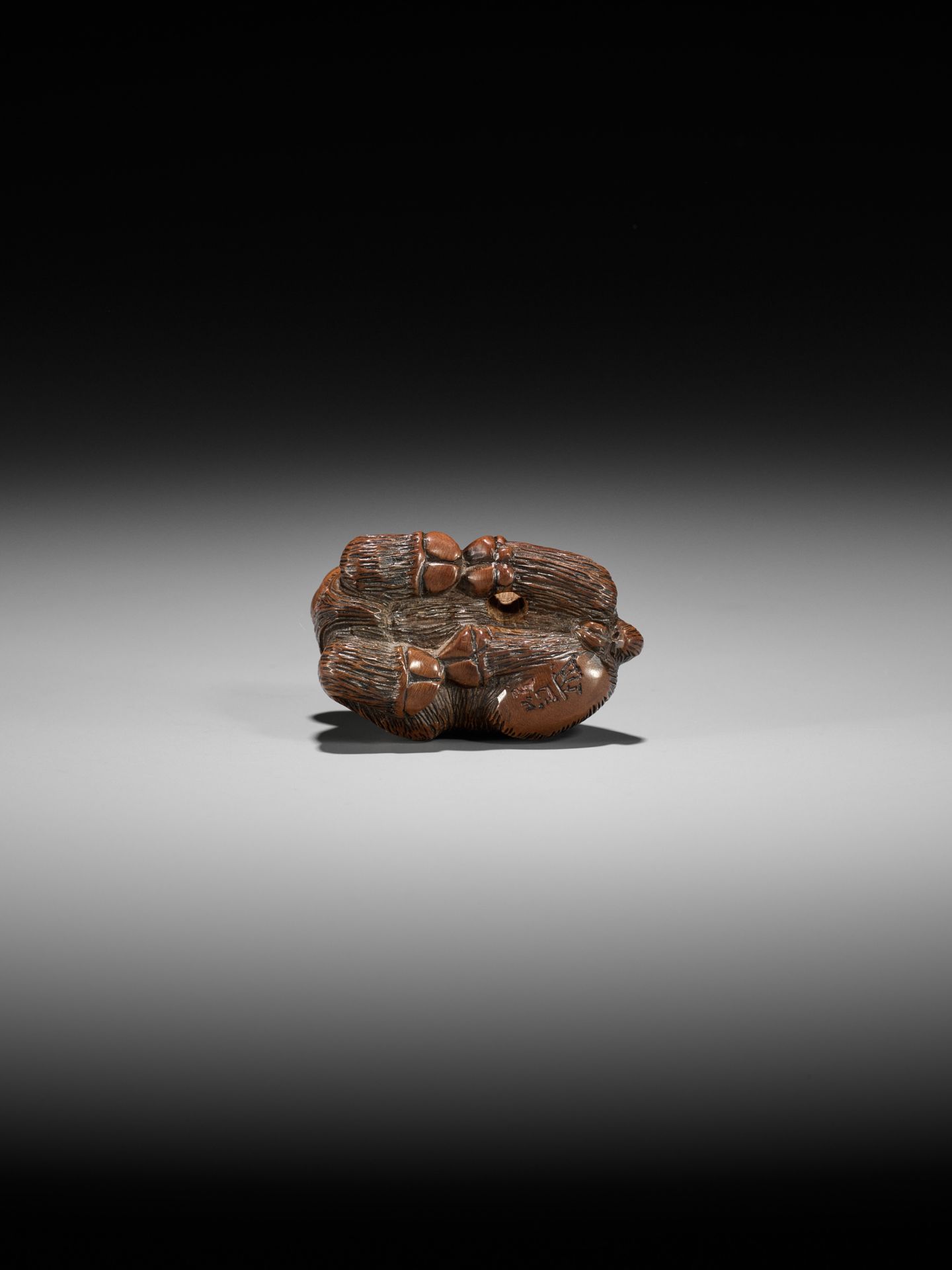 MINKO: A WOOD NETSUKE OF A RECUMBENT GOAT - Bild 9 aus 10