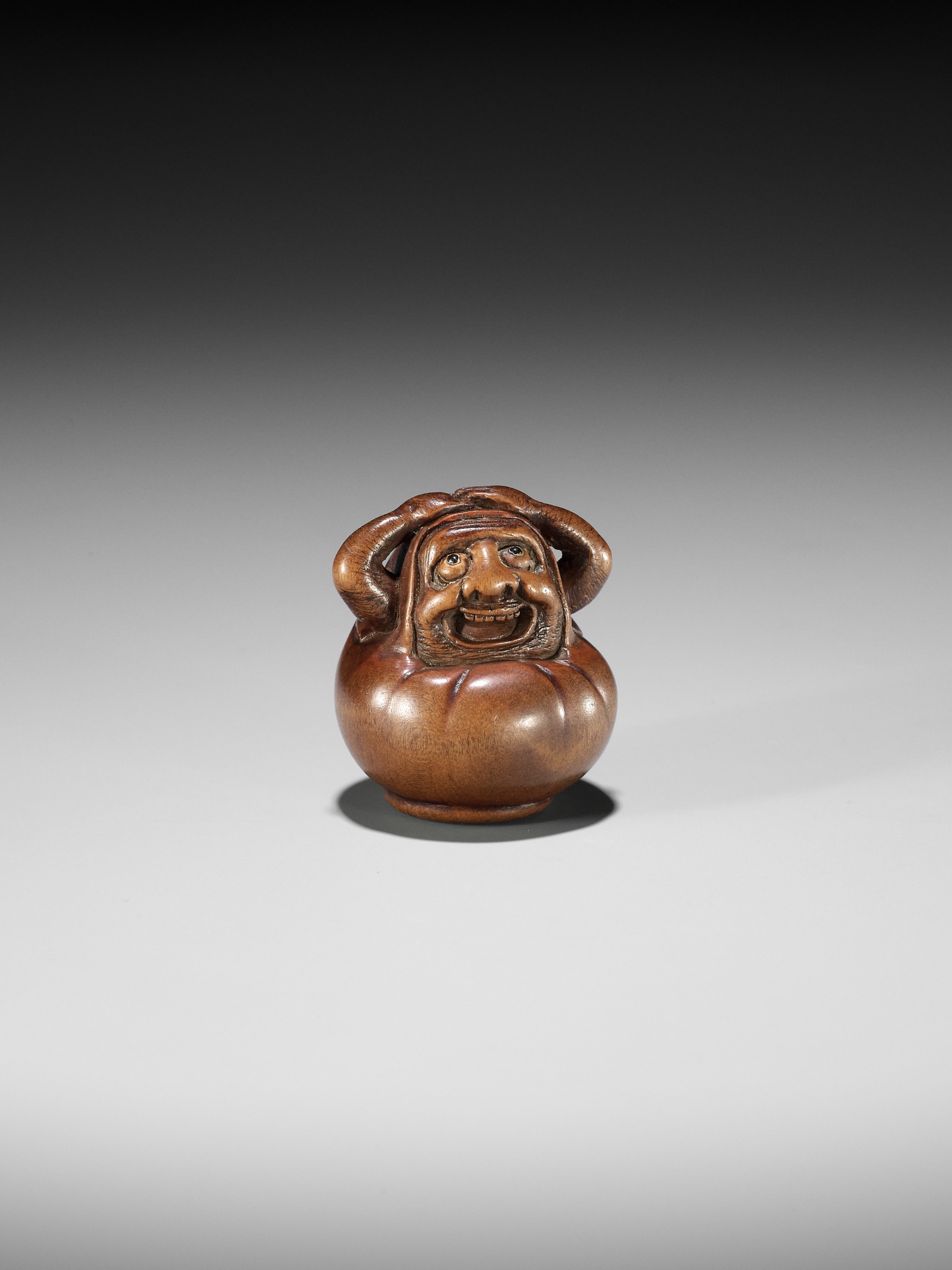 HIDARI ISSAN: A CHARMING WOOD NETSUKE OF A DARUMA DOLL - Image 7 of 10