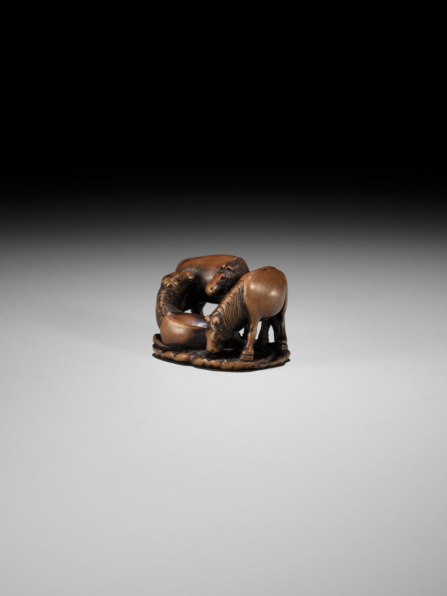 ISSAI: A CHARMING WOOD NETSUKE OF THREE HORSES - Bild 9 aus 11