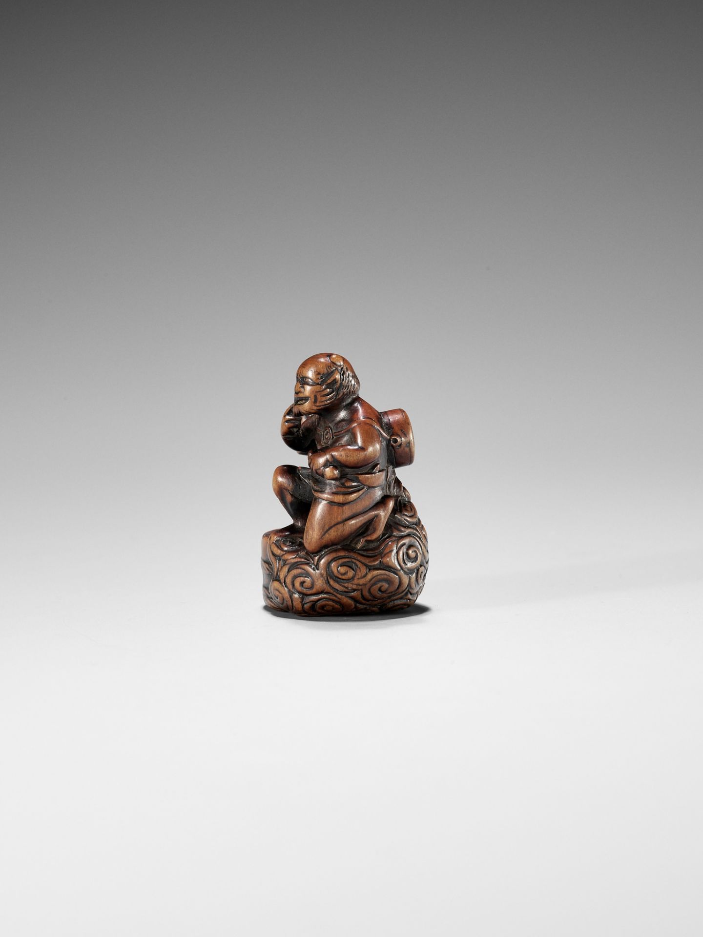 HOMIN: A GOOD WOOD NETSUKE OF RAIJIN WITH BATHING WOMAN - Bild 6 aus 11