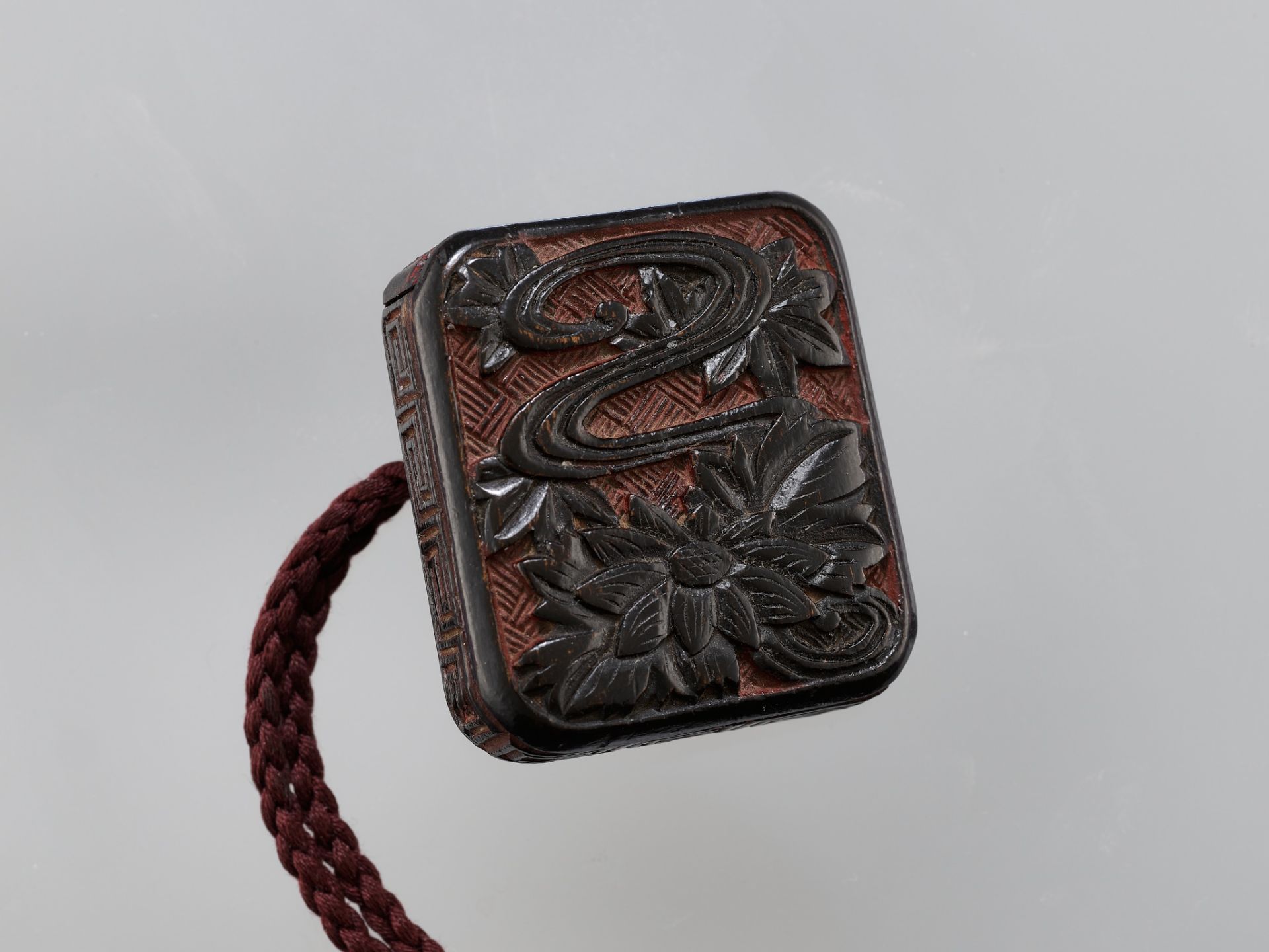 A VERY RARE RYUKYU LACQUER THREE-CASE INRO DEPICTING FIGHTING BEARS AND CHRYSANTHEMUM - Image 7 of 7