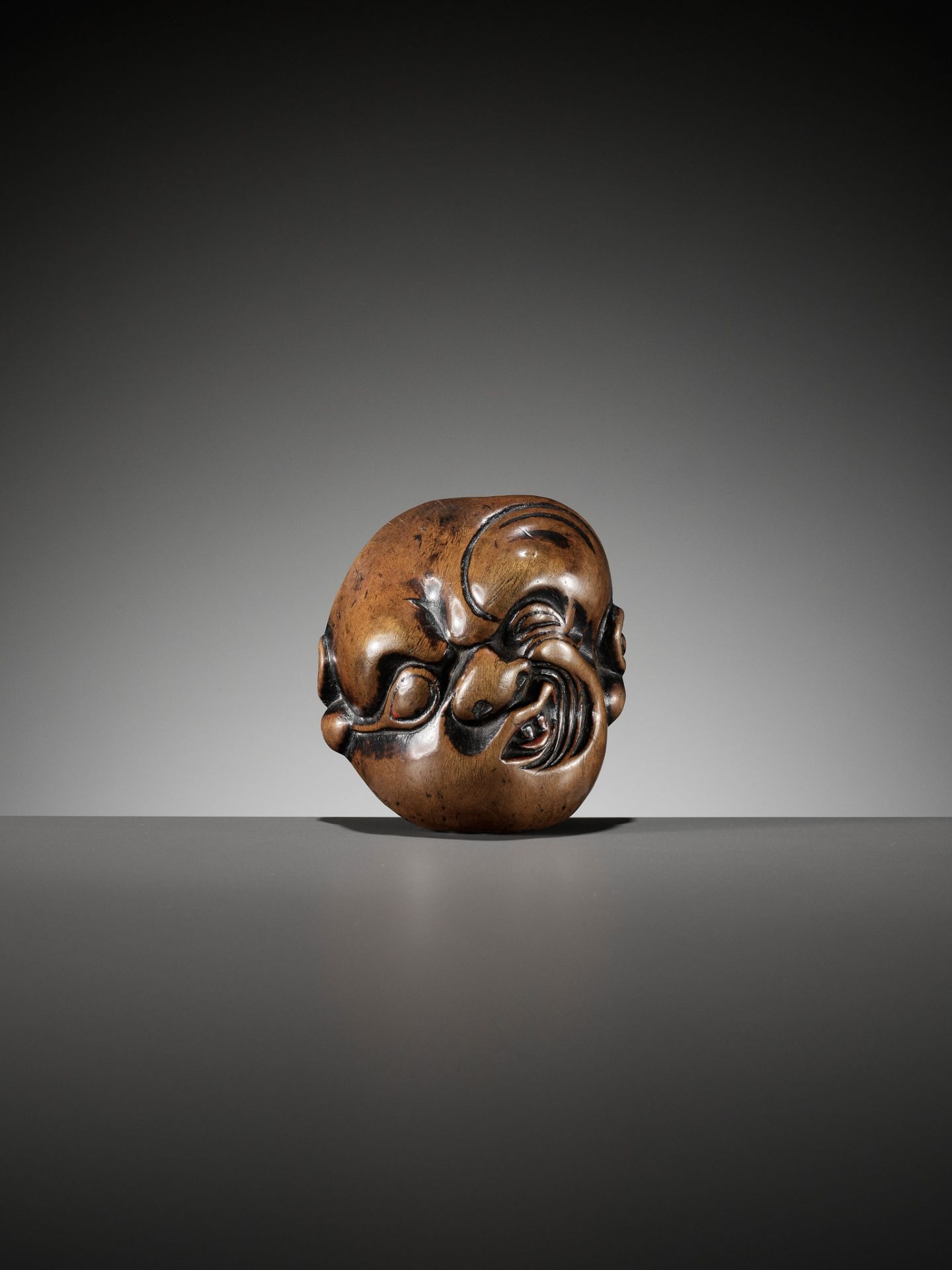 AN IMPORTANT EARLY WOOD MASK NETSUKE DEPICTING A GRIMACING MAN - Image 8 of 9