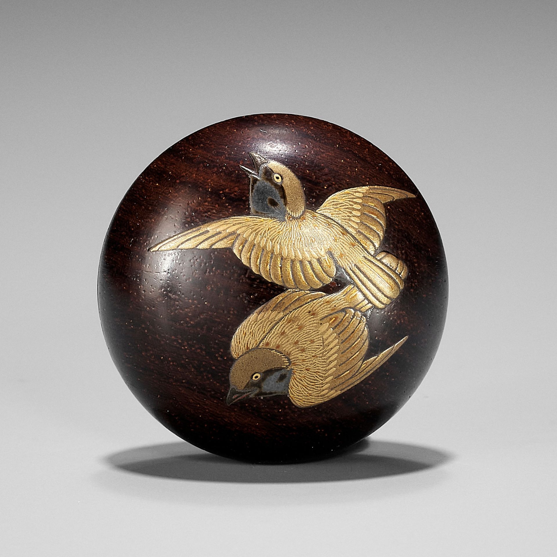 IKESHIMA YOSHINORI: A LACQUER MANJU NETSUKE DEPICTING THE TONGUE CUT SPARROW