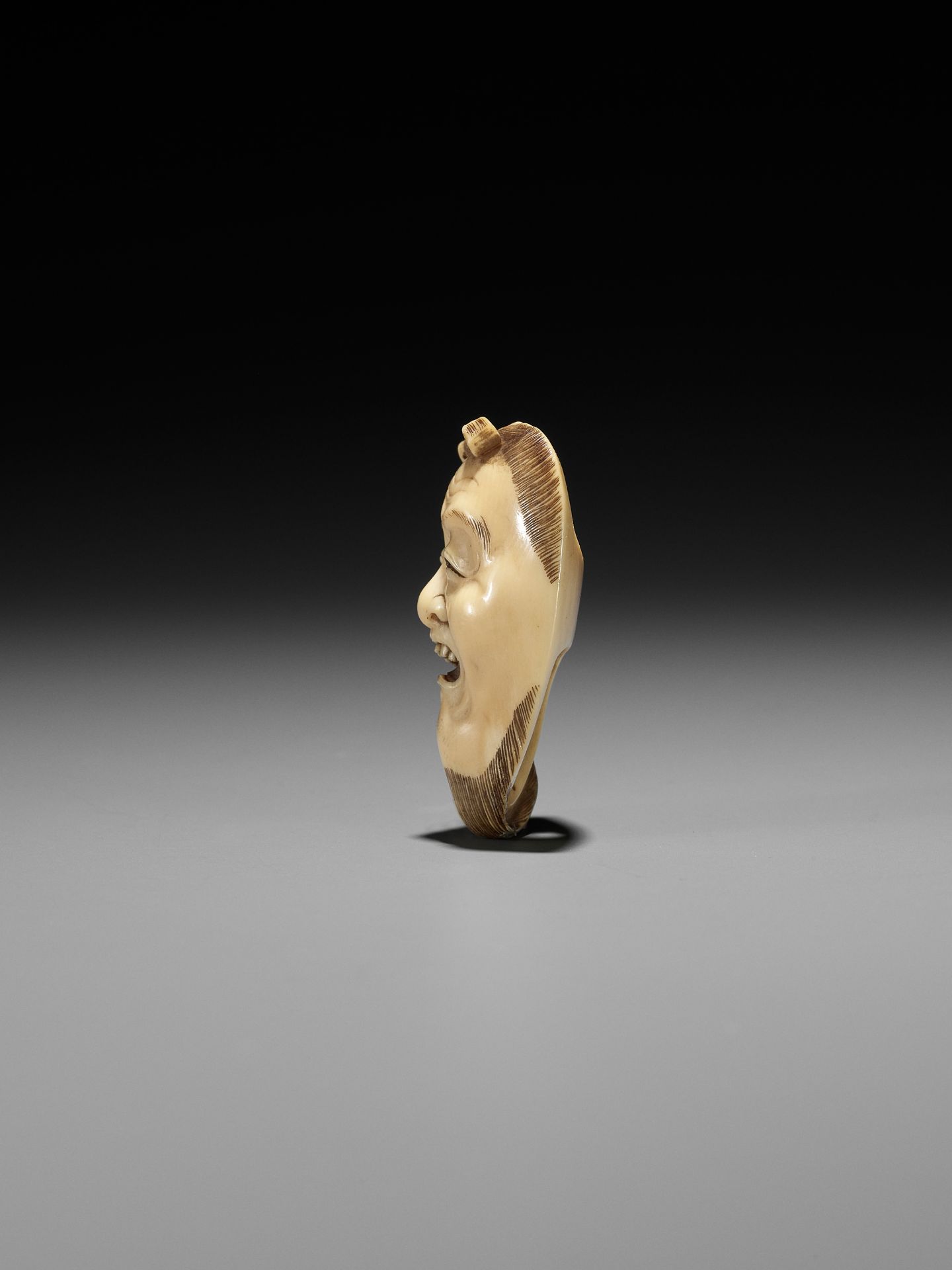 AN IVORY MASK NETSUKE DEPICTING OF AN OLD MAN (JO), ATTRIBUTED TO MITSUYUKI - Image 7 of 12