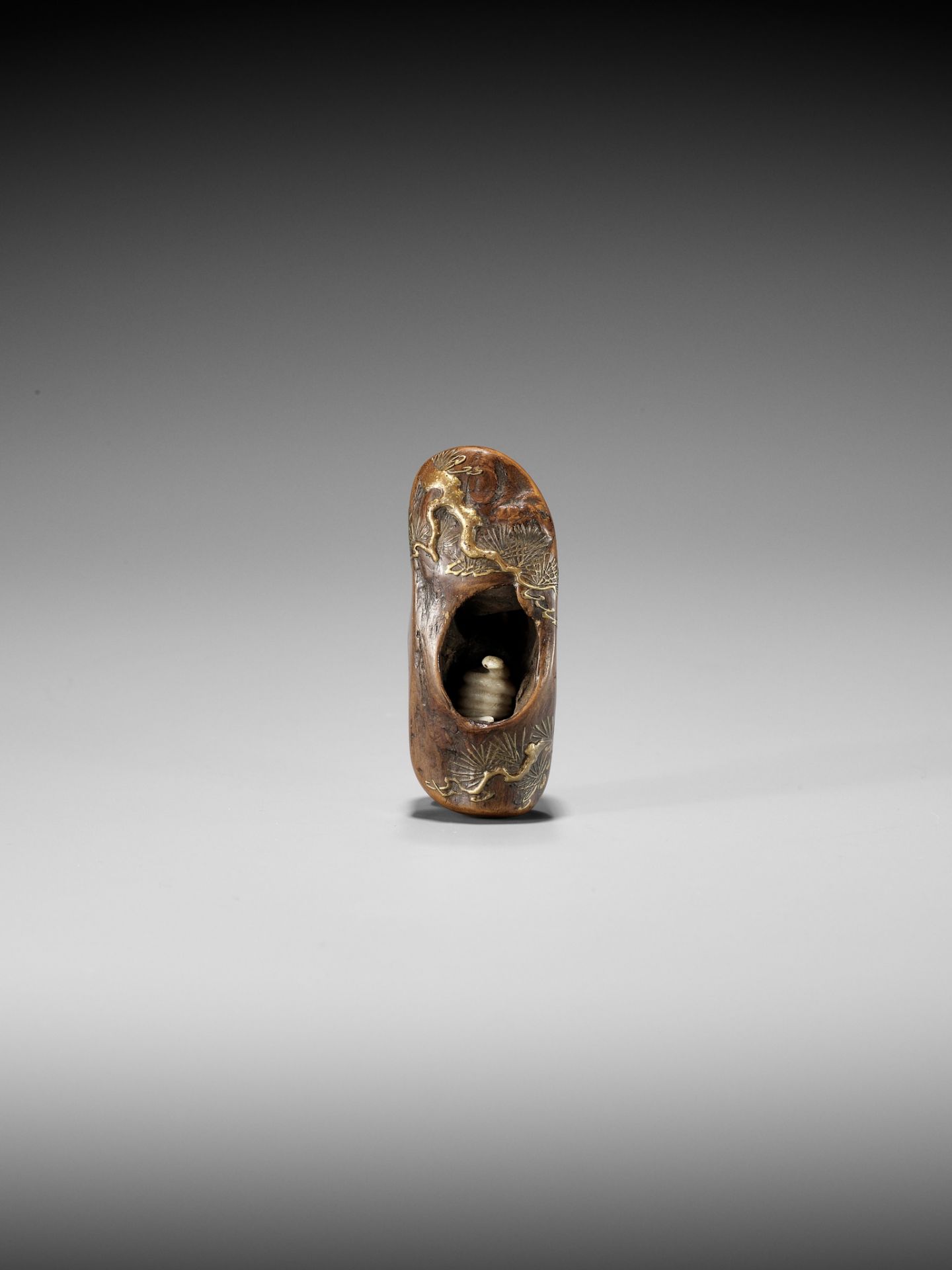 TOYO: A RARE AND UNUSUAL LACQUERED ROOT WOOD NETSUKE OF A SNAKE INSIDE A PINE TREE - Bild 8 aus 10