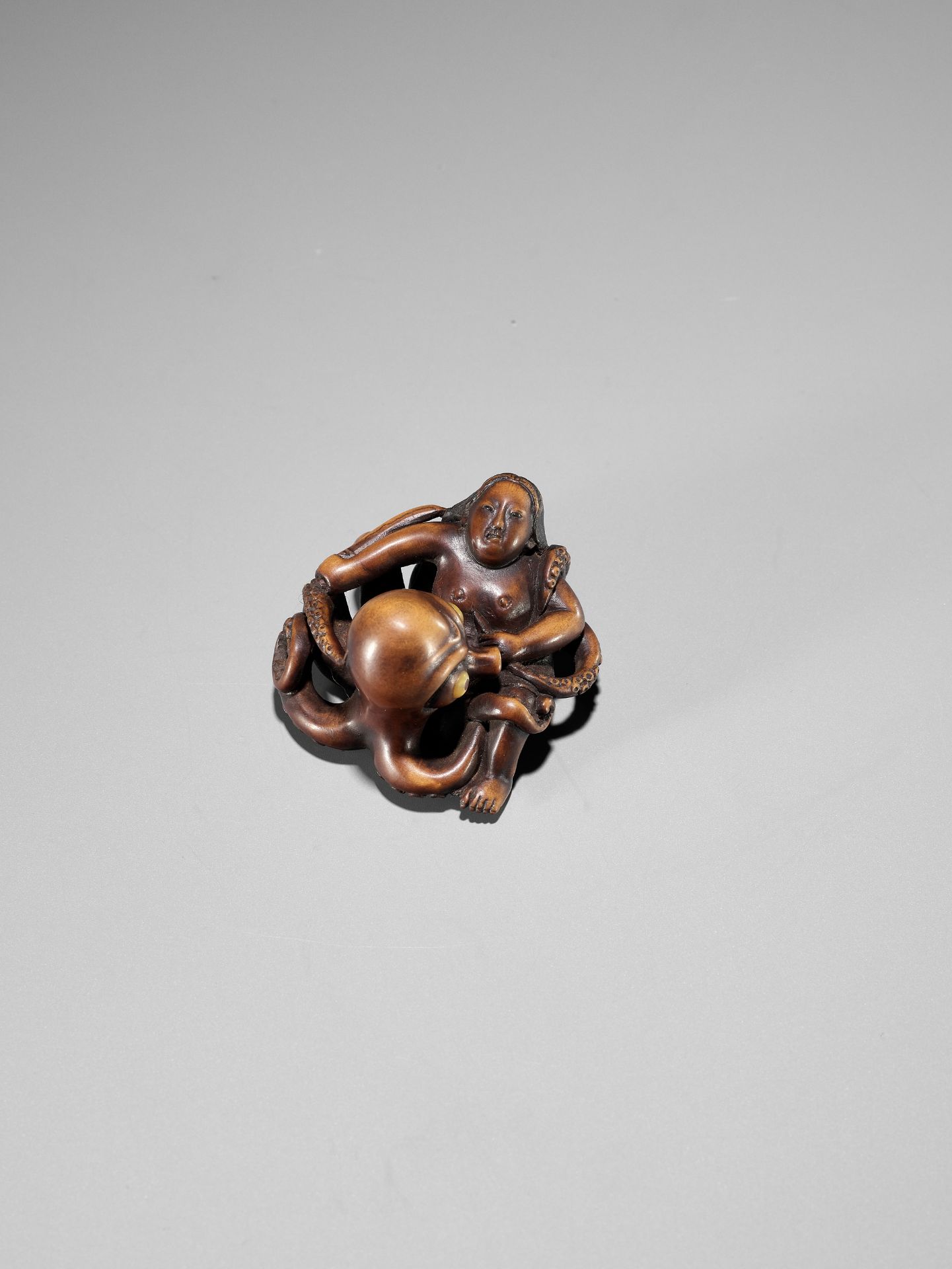 A SUPERB WOOD NETSUKE OF AN AMA STRUGGLING WITH AN OCTOPUS, ATTRIBUTED TO IKKYU - Image 12 of 16