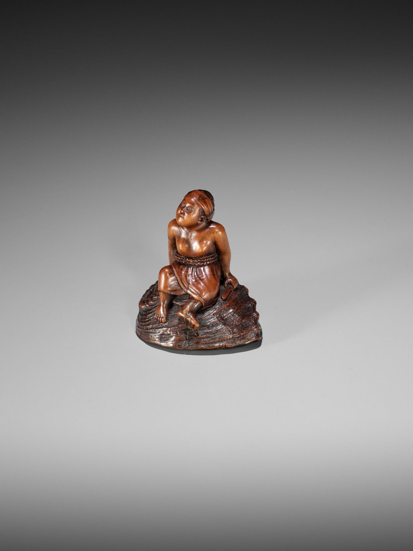 MASAKATSU: A RARE WOOD NETSUKE OF A CLAM DIVER RESTING ON A LARGE AWABI SHELL - Image 6 of 15