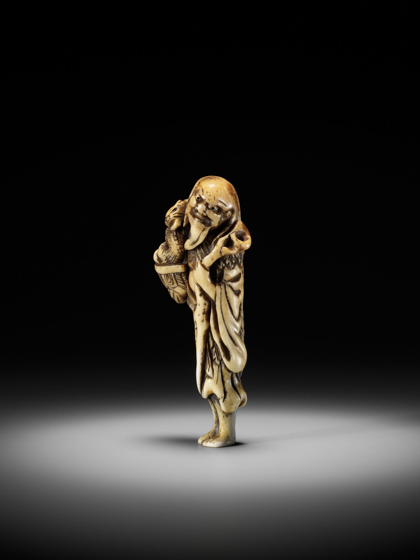 A POWERFUL TALL STAG ANTLER NETSUKE OF CHINNAN SENNIN, ATTRIBUTED TO TOMOHISA - Bild 6 aus 9