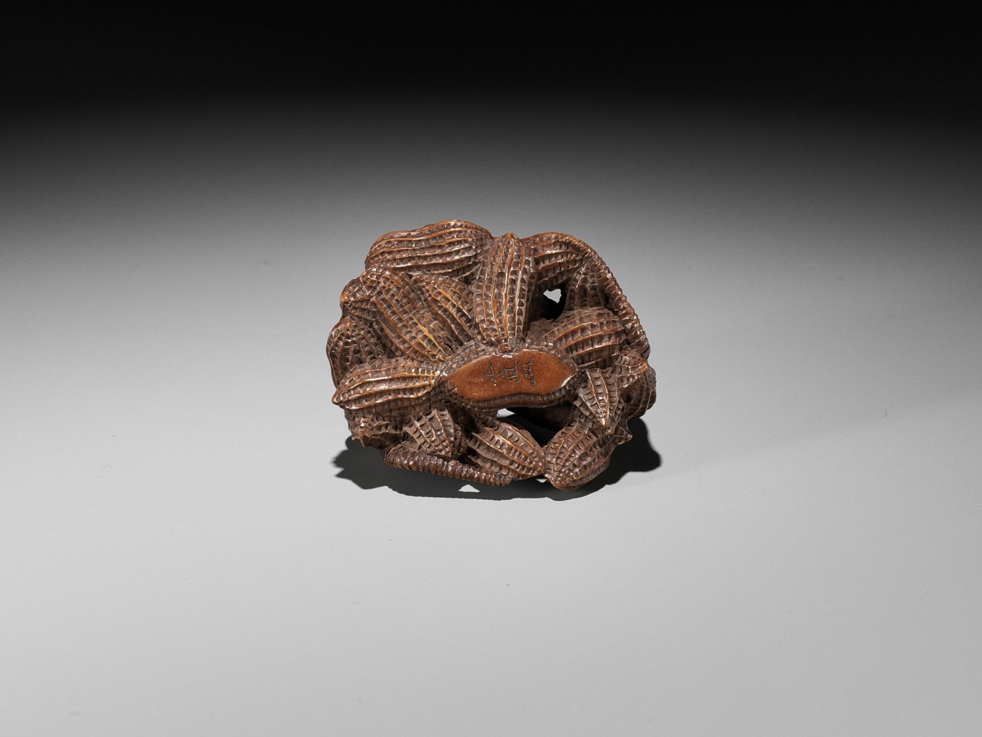 MASANAO: A WOOD NETSUKE OF TWO RATS ON A CLUSTER OF PEANUTS - Bild 10 aus 11