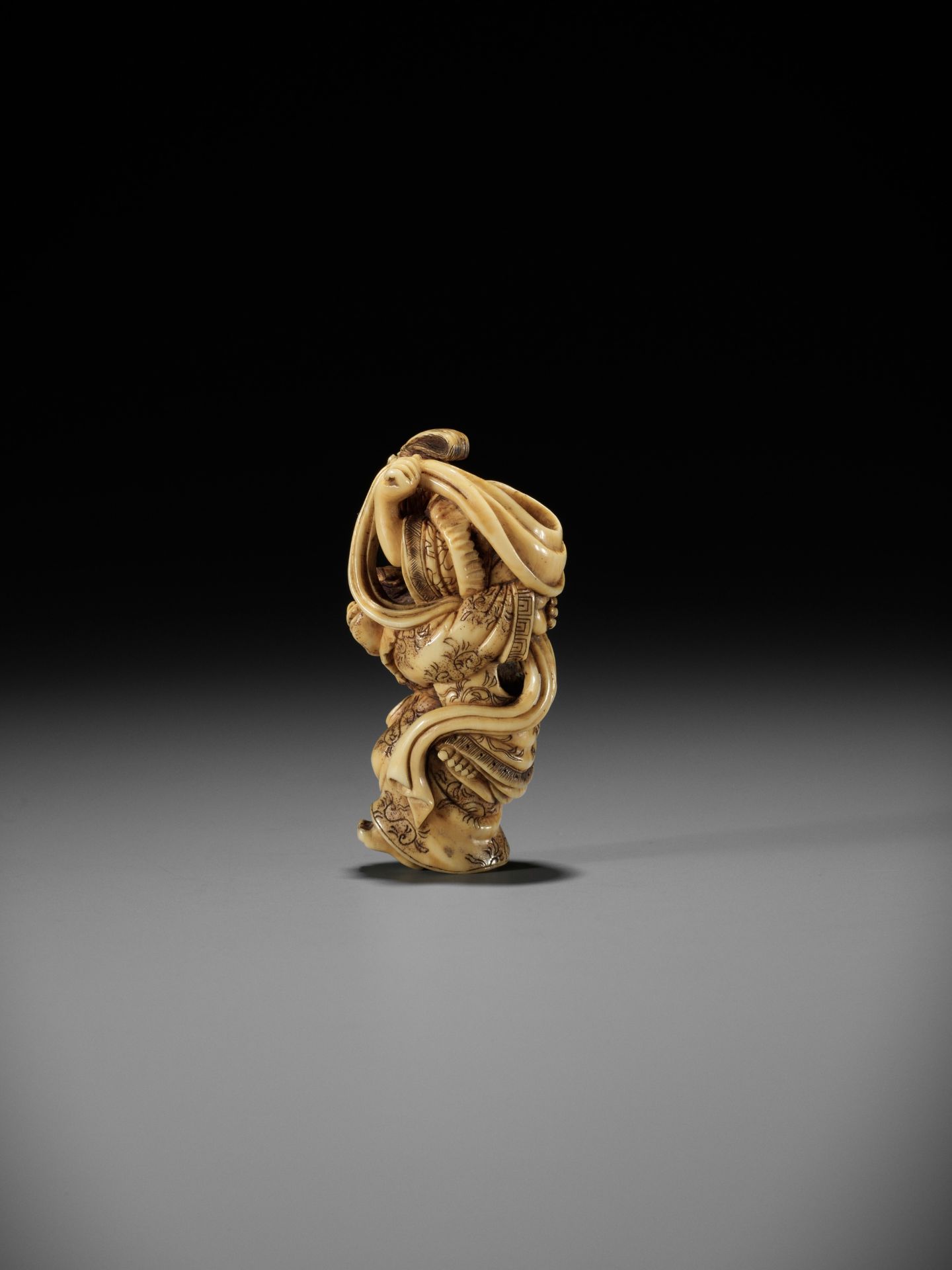 HIDEMASA: A FINE IVORY NETSUKE OF IKKAKU CARRYING THE PRINCESS SENDARAMO - Bild 3 aus 14