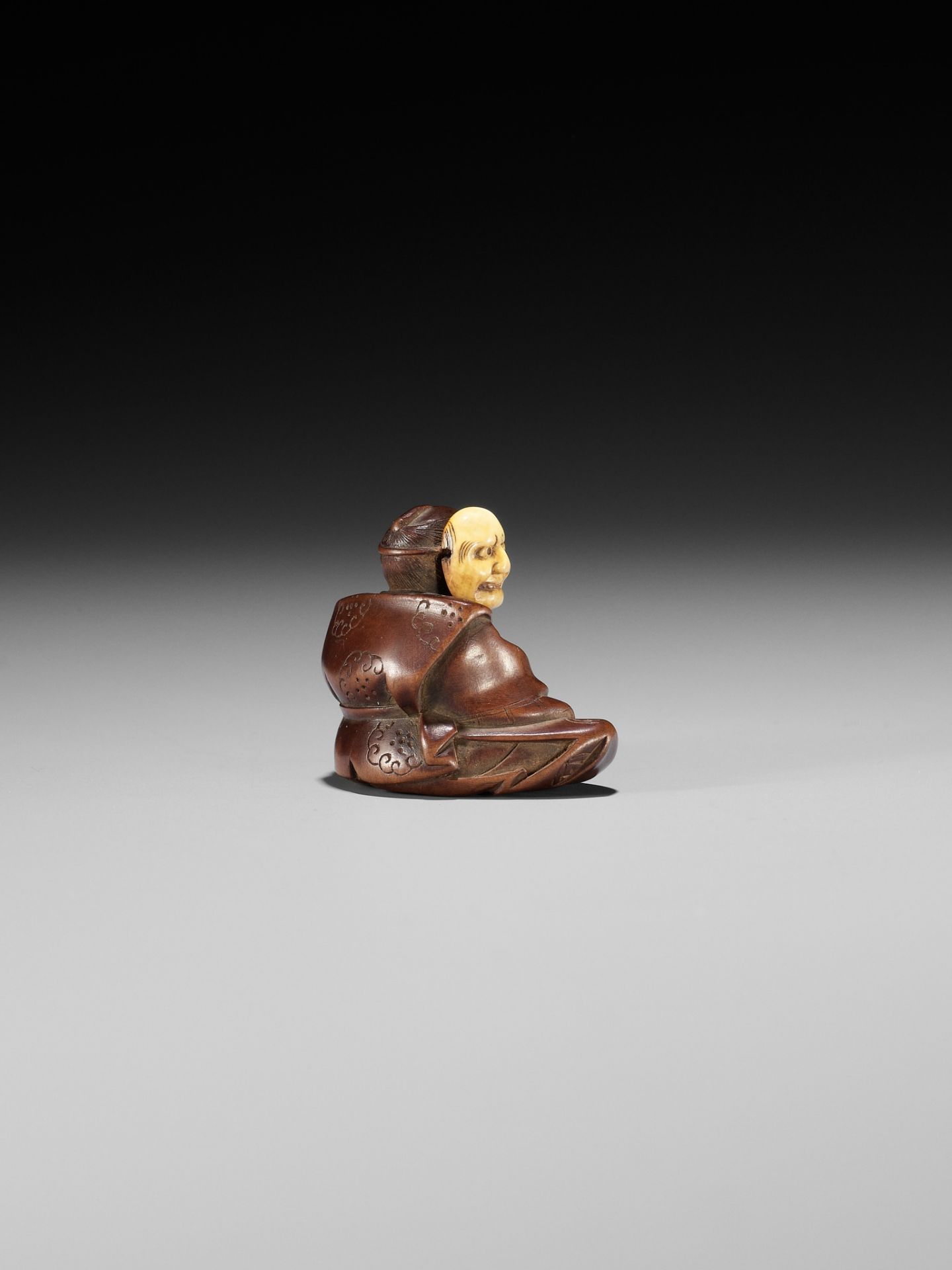 RYUSEI: A FINE WOOD NETSUKE OF AN ACTOR WITH A BUAKU MASK - Bild 8 aus 11