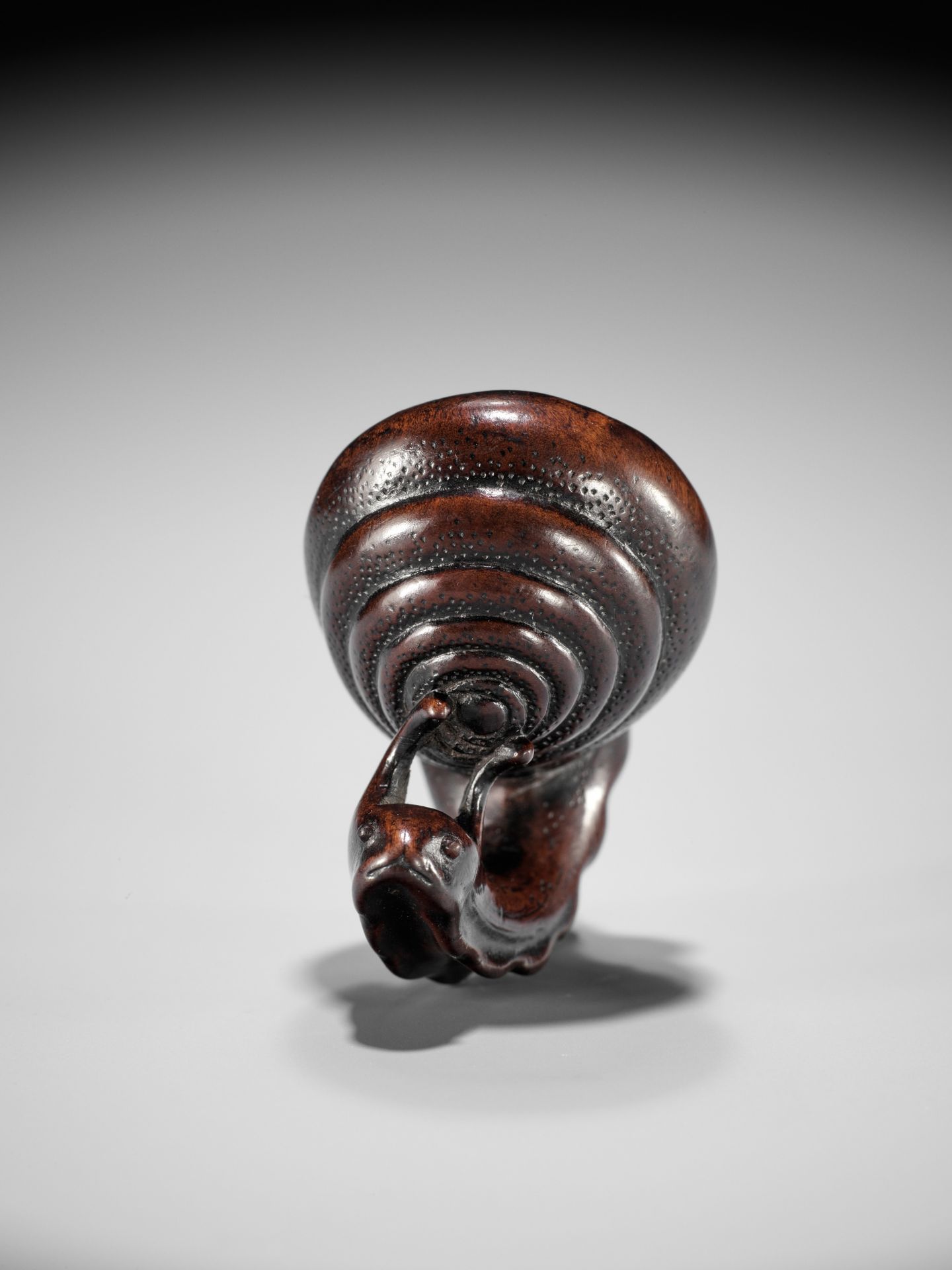 SHUZAN: AN EXCEPTIONAL WOOD NETSUKE OF A SNAIL ACROBAT - Bild 2 aus 25