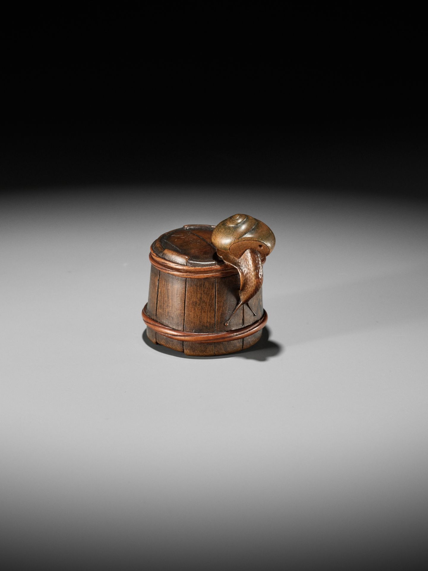 SHIGEMASA: A FINE WOOD NETSUKE OF A SNAIL ON BUCKET - Bild 3 aus 11