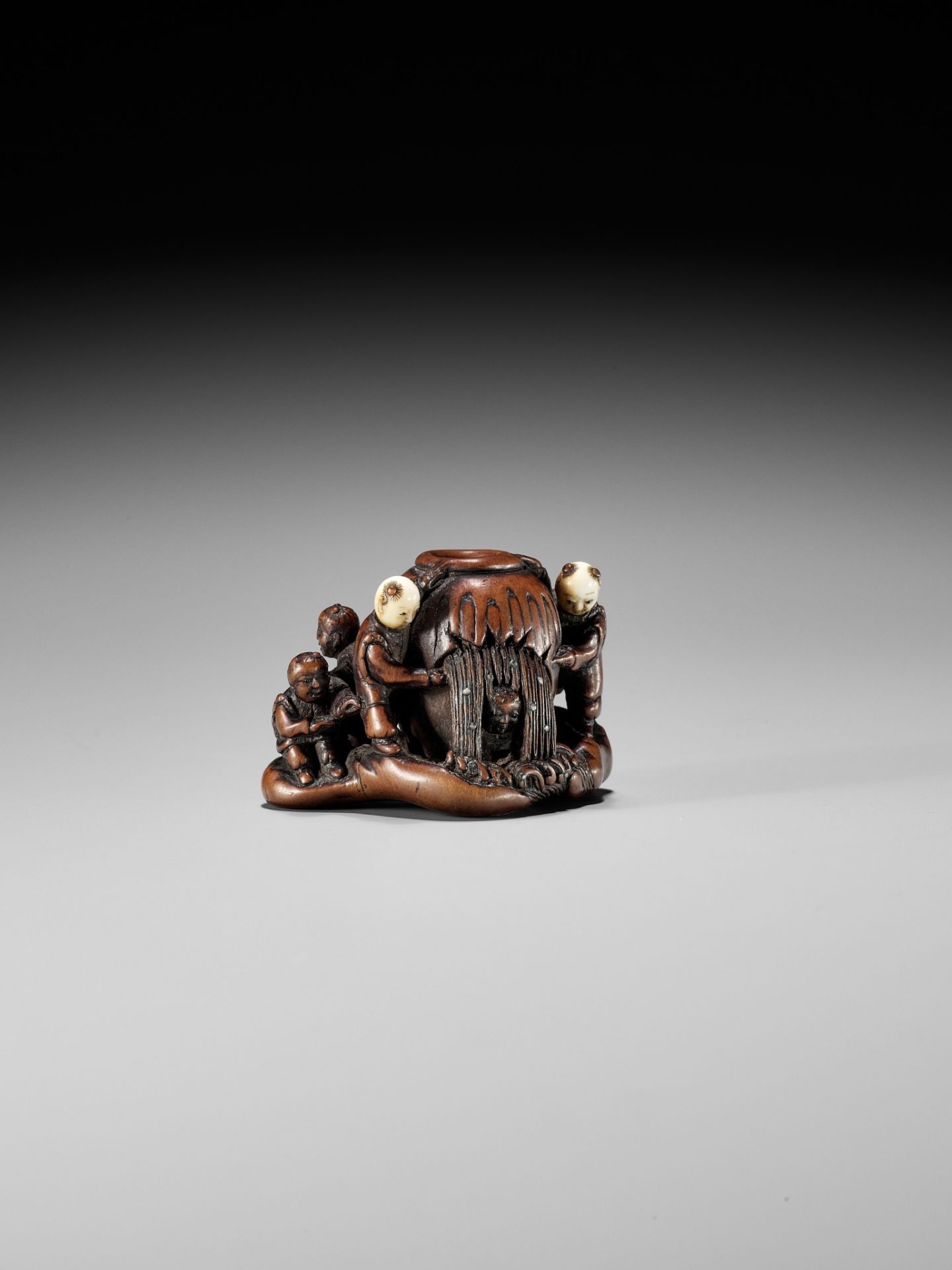 A LARGE WOOD NETSUKE DEPICTING THE STORY OF SHIBA ONKO - Image 3 of 9