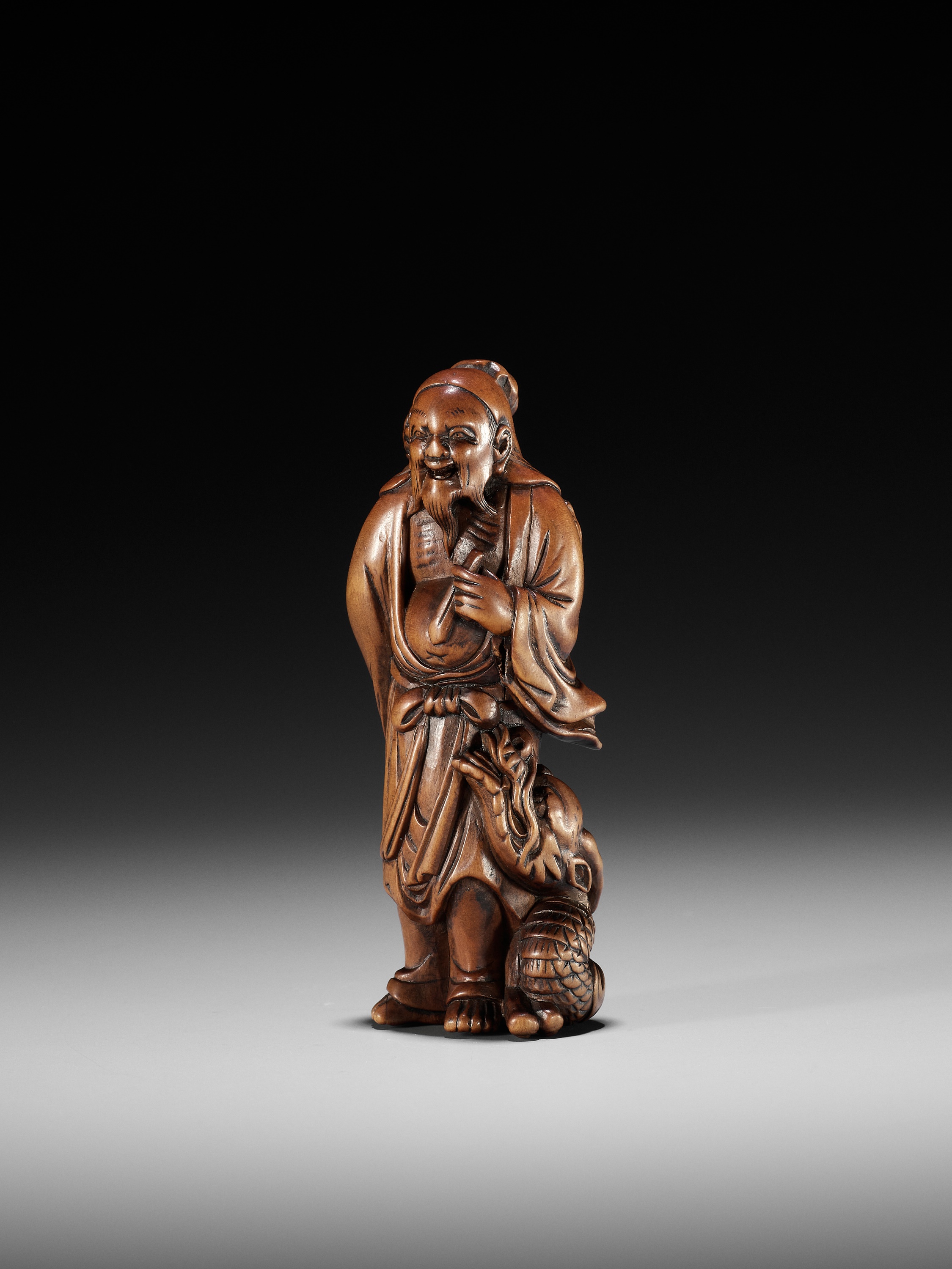 AN EXCEPTIONAL AND RARE WOOD NETSUKE OF RYO TOHIN TAUNTING A DRAGON - Image 7 of 16
