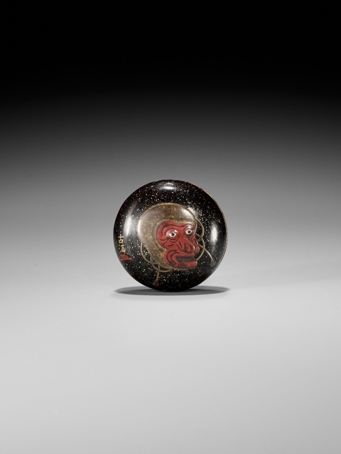 KOMA: A LARGE LACQUER MANJU NETSUKE WITH SARU MASK - Bild 6 aus 8