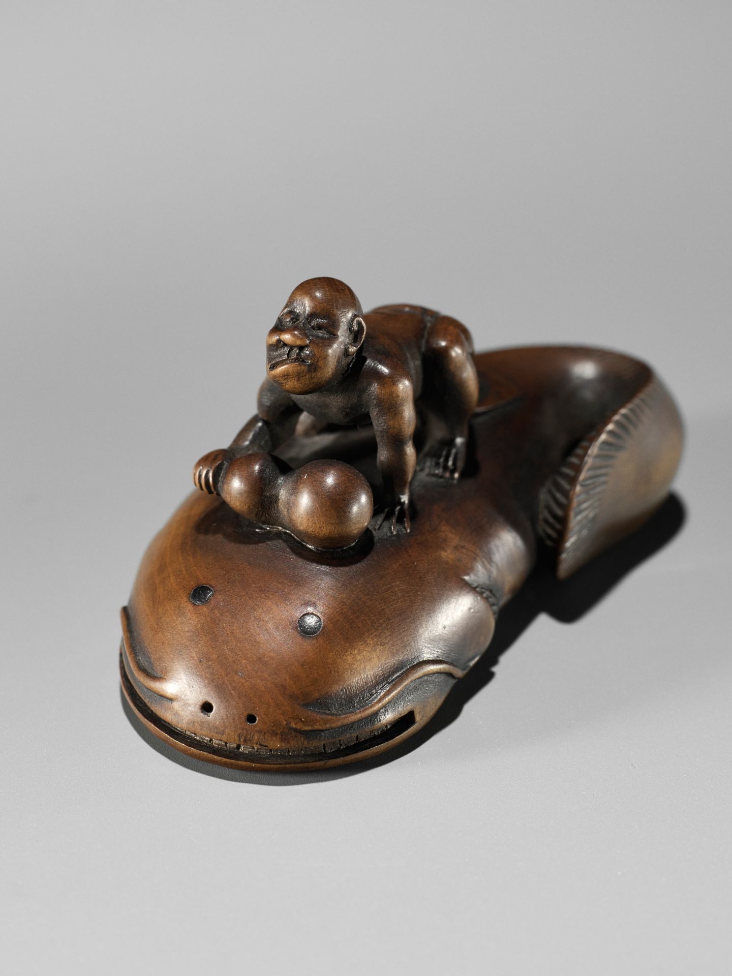 MUGAI: A RARE WOOD NETSUKE OF A BLIND FISHERMAN TAMING THE NAMAZU - Bild 11 aus 13