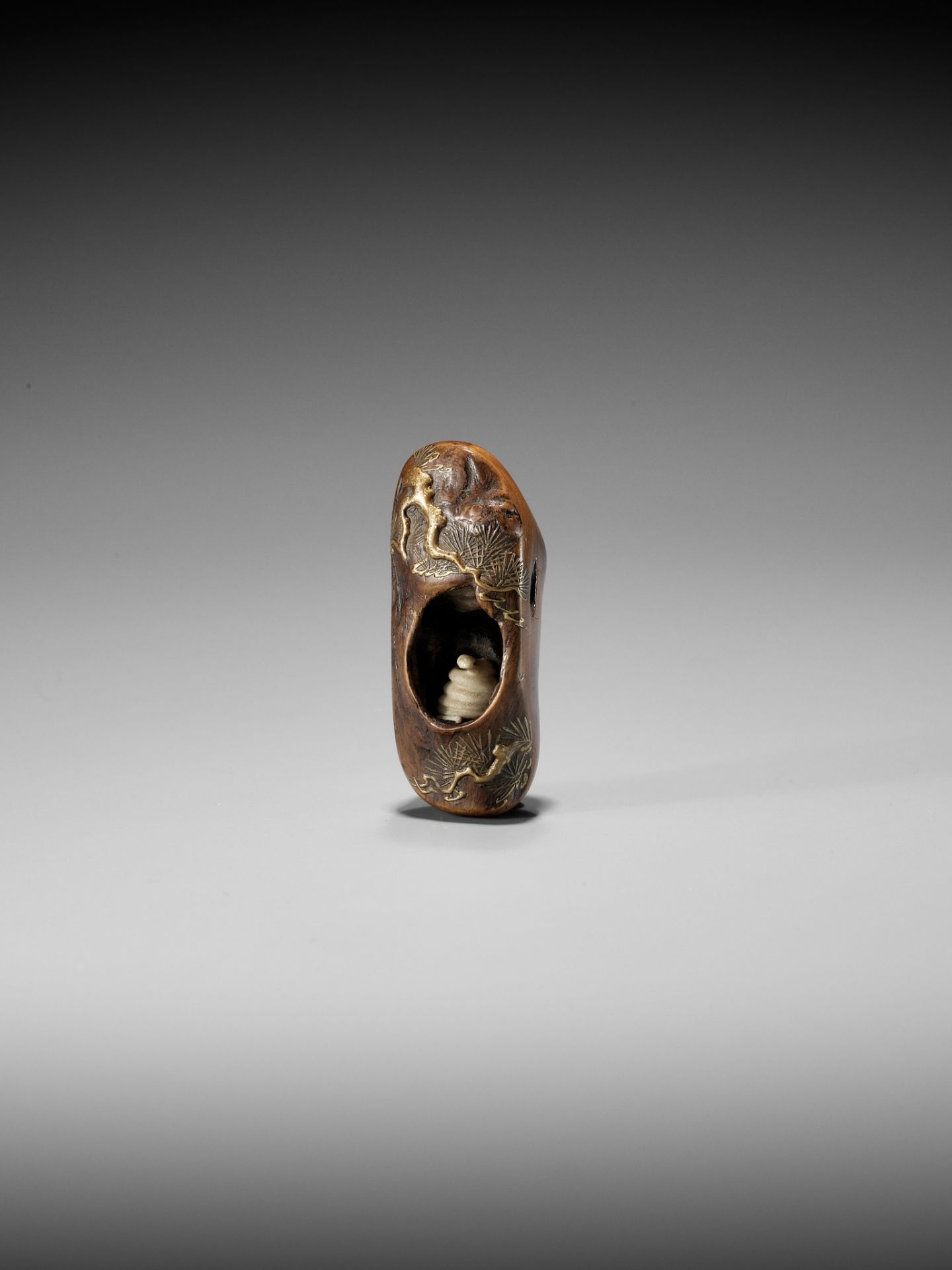 TOYO: A RARE AND UNUSUAL LACQUERED ROOT WOOD NETSUKE OF A SNAKE INSIDE A PINE TREE - Bild 7 aus 10