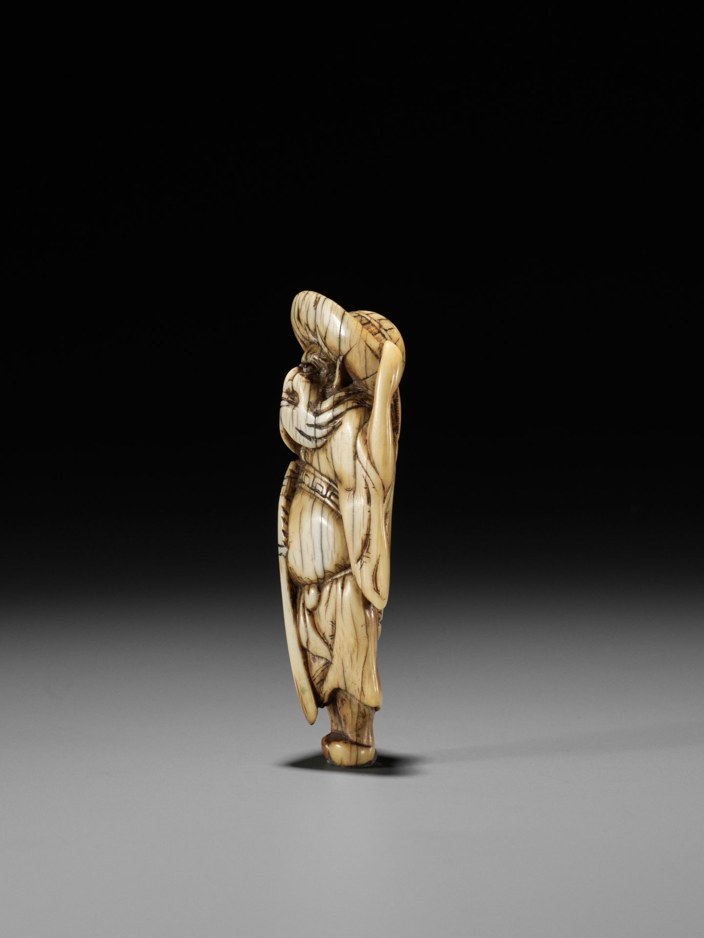 A GOOD KYOTO SCHOOL IVORY NETSUKE OF SHOKI, ATTRIBUTED TO OKATOMO - Bild 7 aus 13