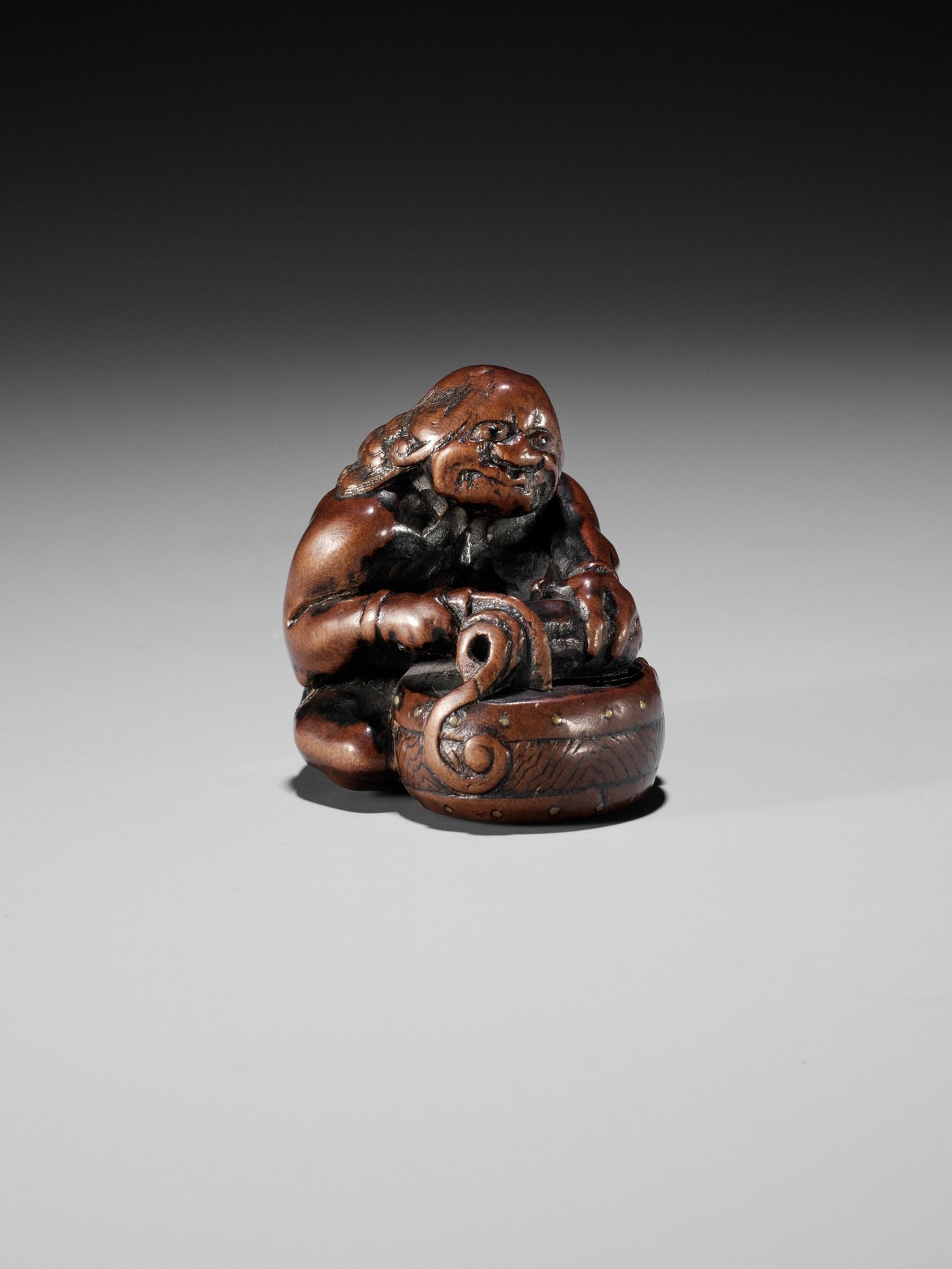 GYOKUMIN: A FINE AND RARE NAGOYA SCHOOL WOOD NETSUKE OF RAIJIN CUTTING A CUCUMBER - Bild 3 aus 17