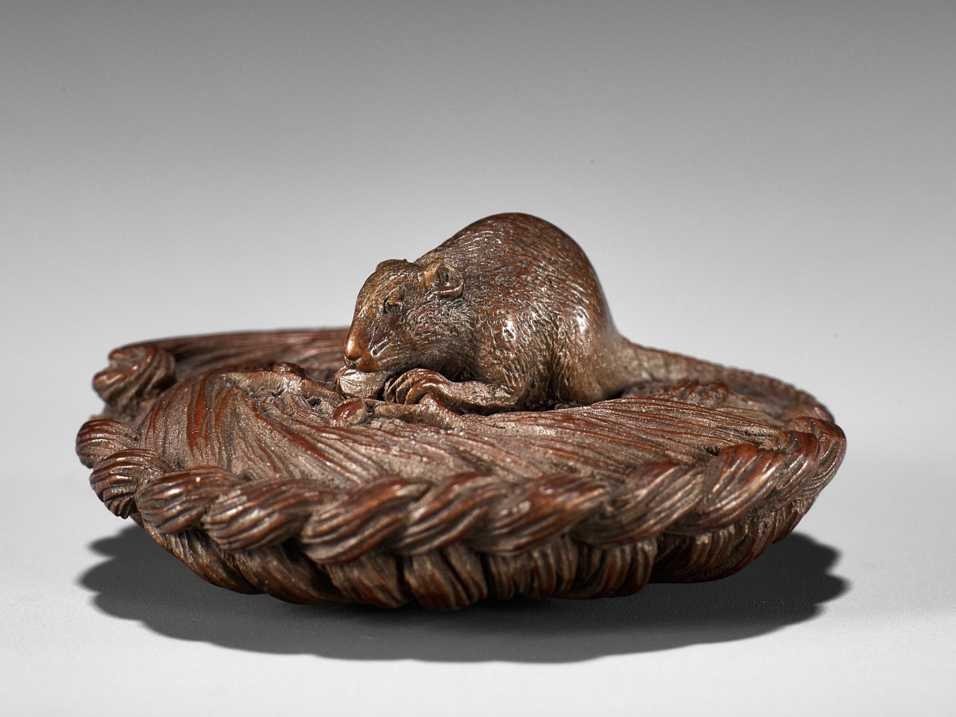 MORITA SOKO: A SUPERB SMALL WOOD NETSUKE OF A RAT ON A STRAW RICE BALE - Image 9 of 17